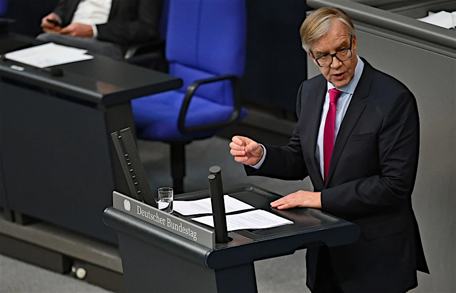 Dietmar Bartsch, Fraktionsvorsitzender der Partei Die Linke, spricht bei der Plenarsitzung im Deutschen Bundestag. Er fordert ein Ende der Preisbremsen.  