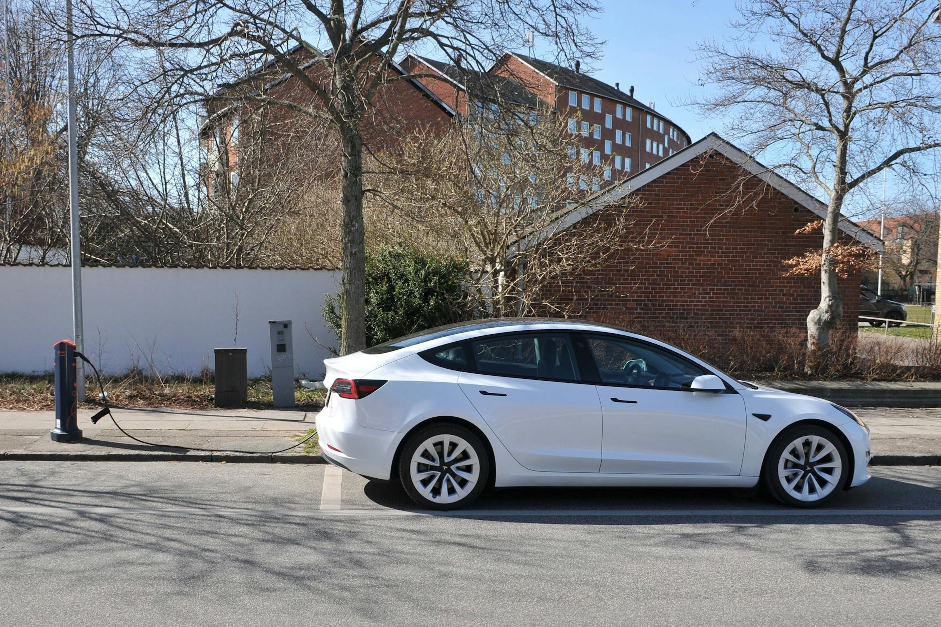 Ein Tesla an einer Ladestation.