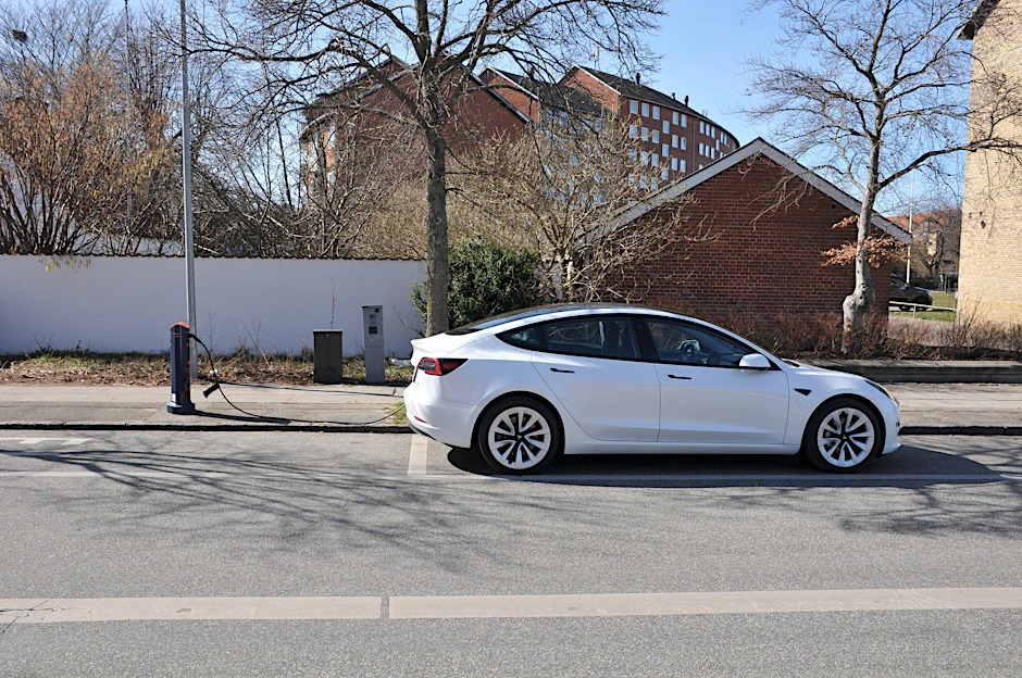 Ein Tesla an einer Ladestation.