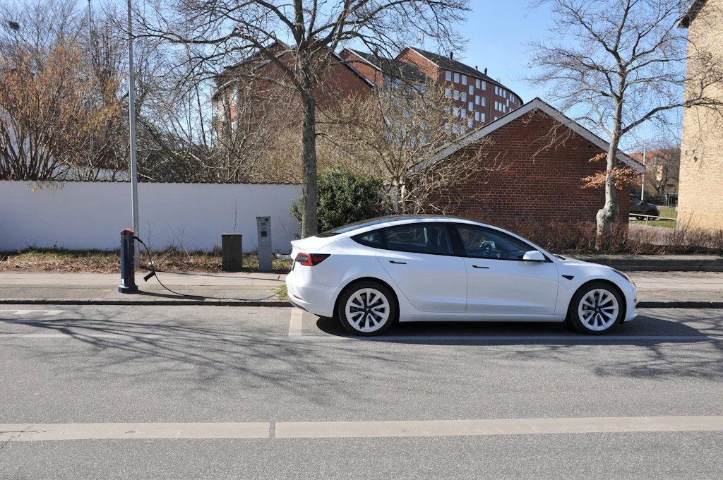 Versagt ein E-Auto auf Langstrecken? Mobilitätsprofi kontert unseren Tesla-Bericht