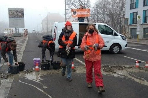 Die Letzte Generation betoniert eine Berliner Brücke zu.