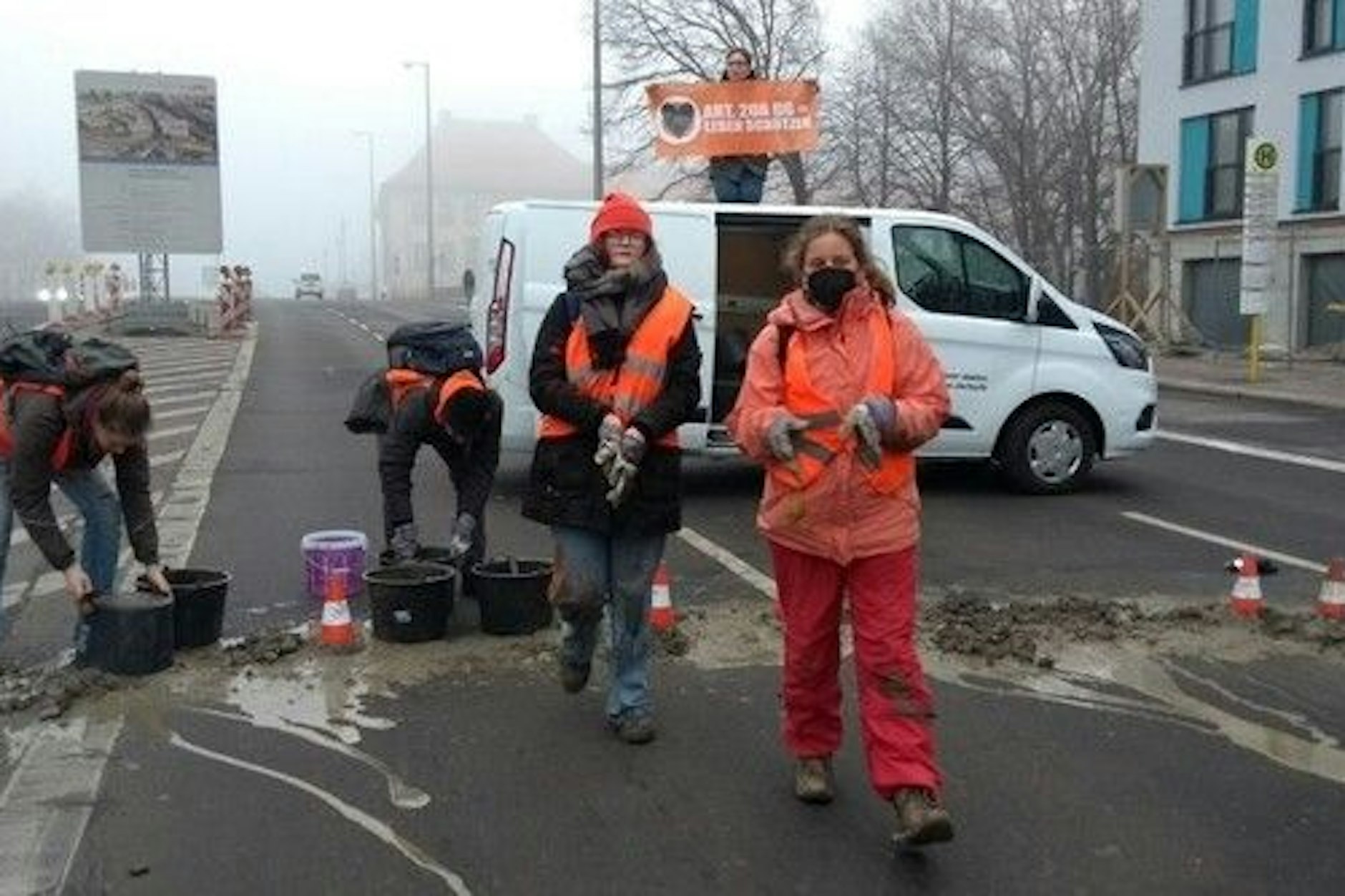 Die Letzte Generation betoniert eine Berliner Brücke zu.
