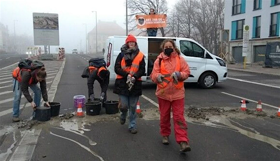 Die Letzte Generation betoniert eine Berliner Brücke zu.