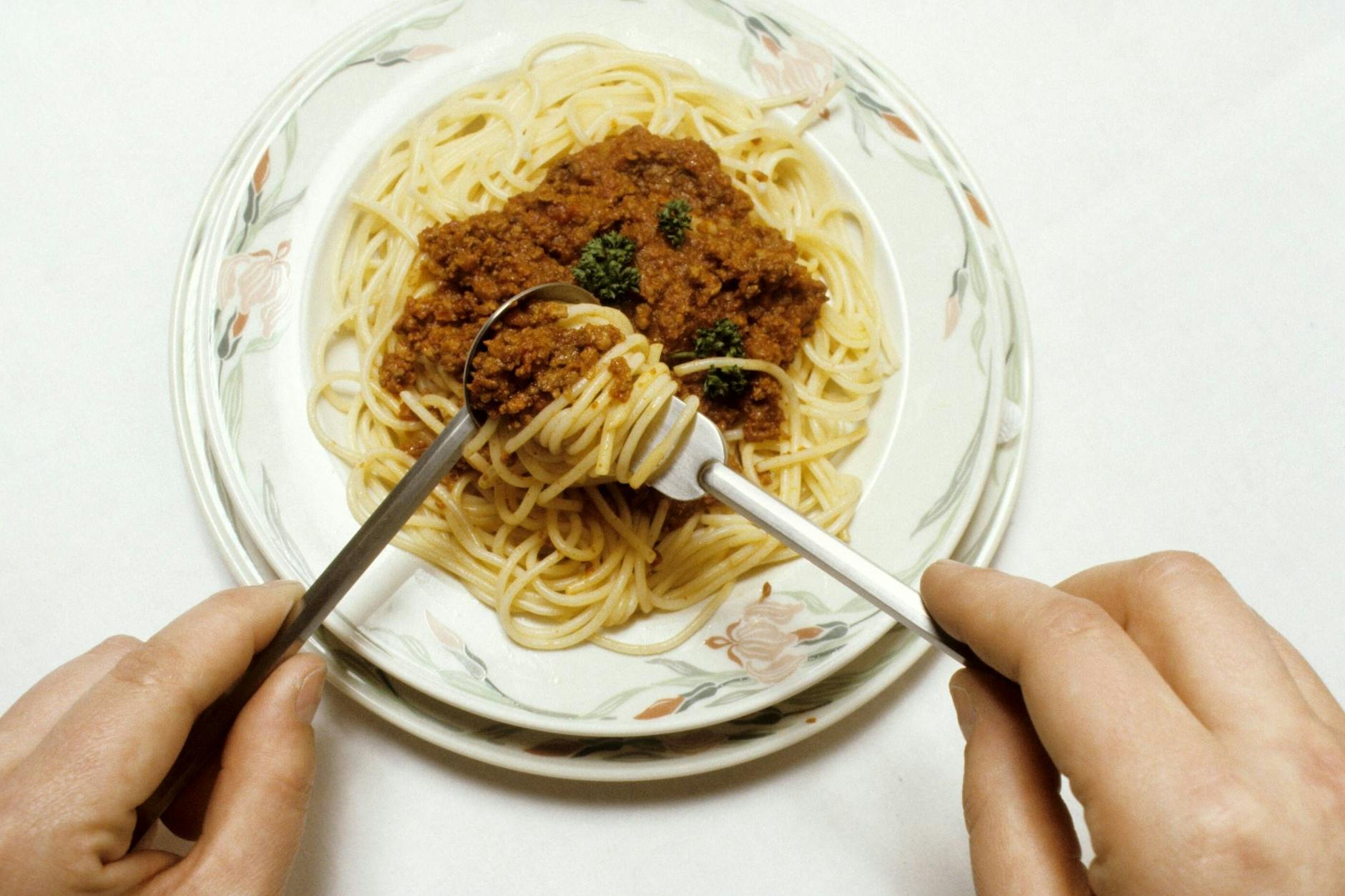 So essen Deutsche ihre Spaghetti Bolognese: Dabei ist die Spaghetti nicht die ideale Nudel, weil man das Hackfleisch als Letztes aus der Schale löffeln muss.