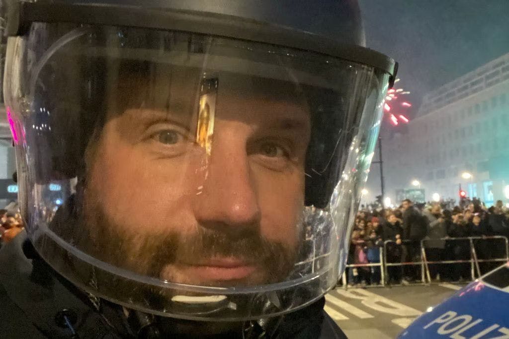 Der SPD-Abgeordnete Tom Schreiber begleitete in der Silvesternacht die 35. Einsatzhundertschaft der Berliner Polizei.