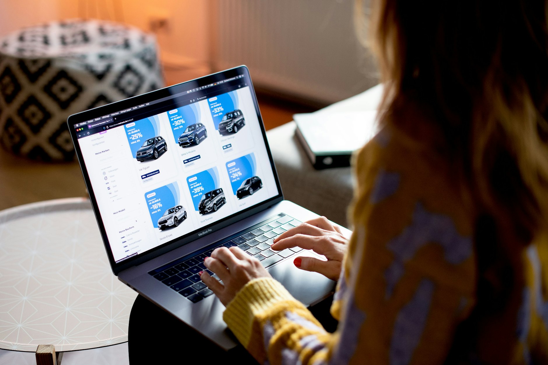 Wer derzeit ein neues Auto kaufen will oder muss, muss besonders tief in die Tasche greifen. Die Preise explodieren.