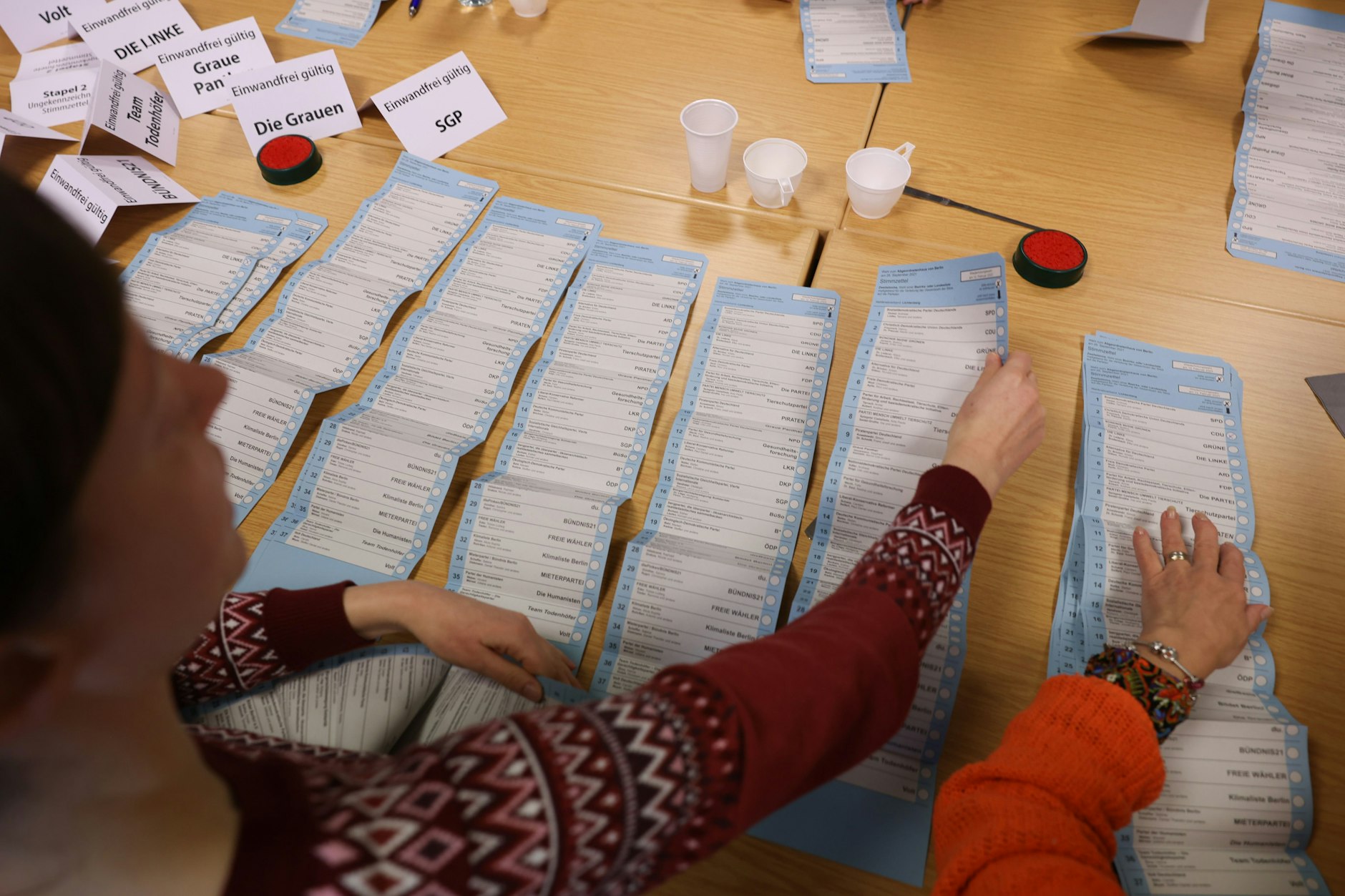 Im Bezirkswahlamt Lichtenberg in Hohenschönhausen werden die Stimmen der vergessenen Wahlbriefe gezählt.