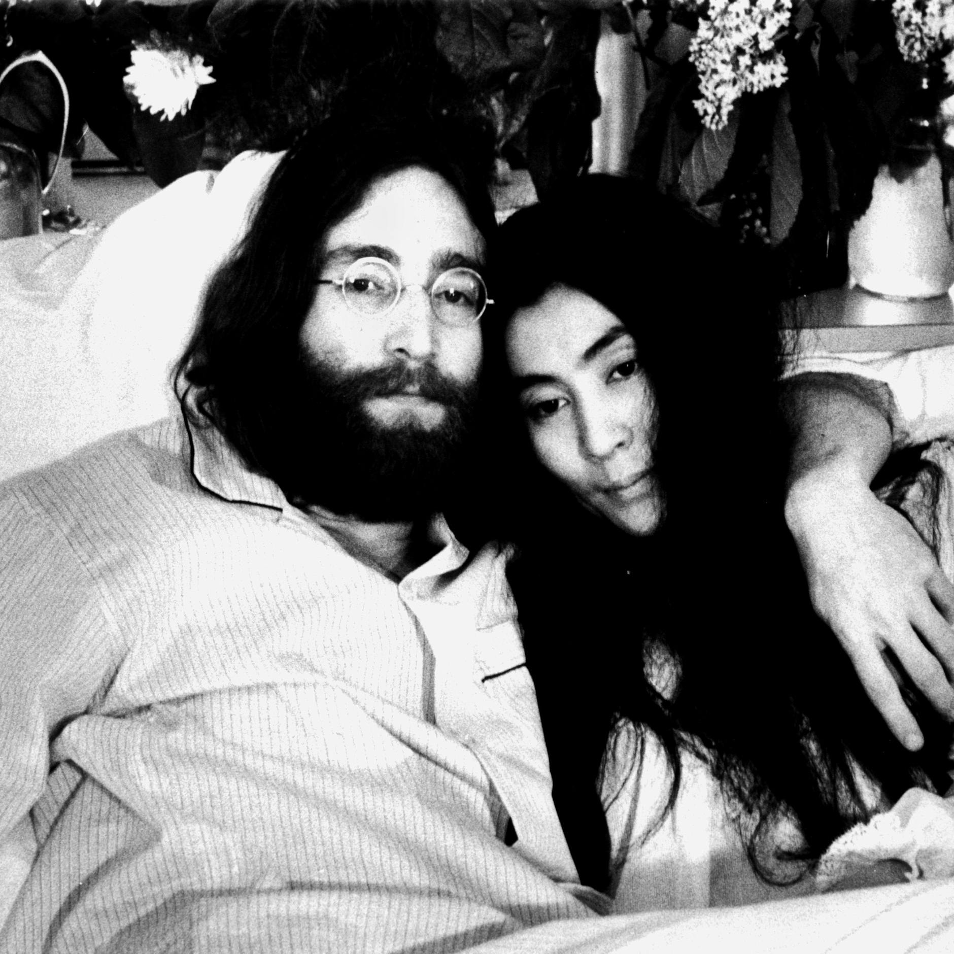  John Lennon und seine Frau Yoko Ono geben aus einem Bett eine Pressekonferenz unter dem Motto „Make love, not war“.