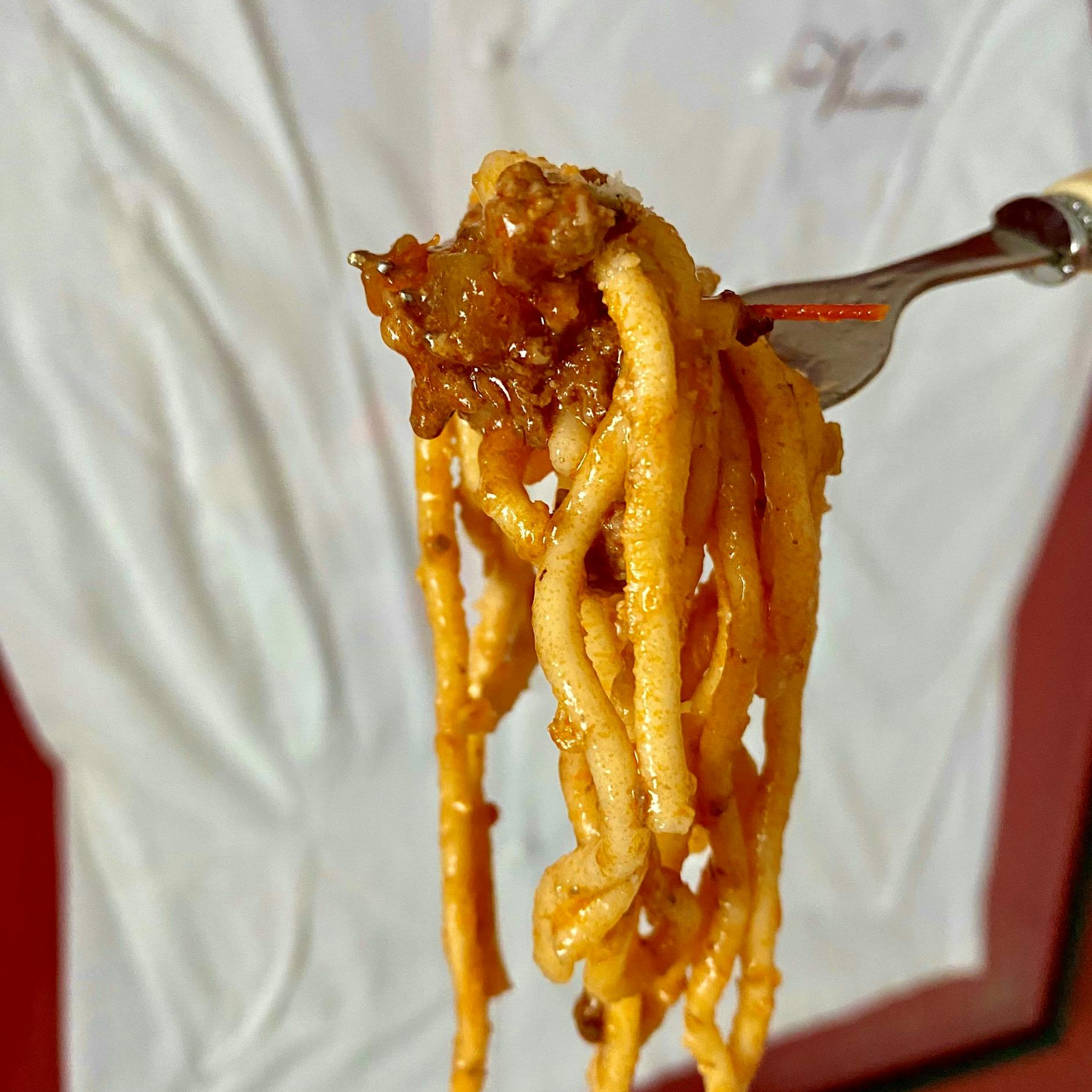 Warum statt Rindfleisch nicht mal Lamm? Und warum statt Tomate nicht mal Ajvar? Und warum keine Limette oder Dill in die Bolognese?