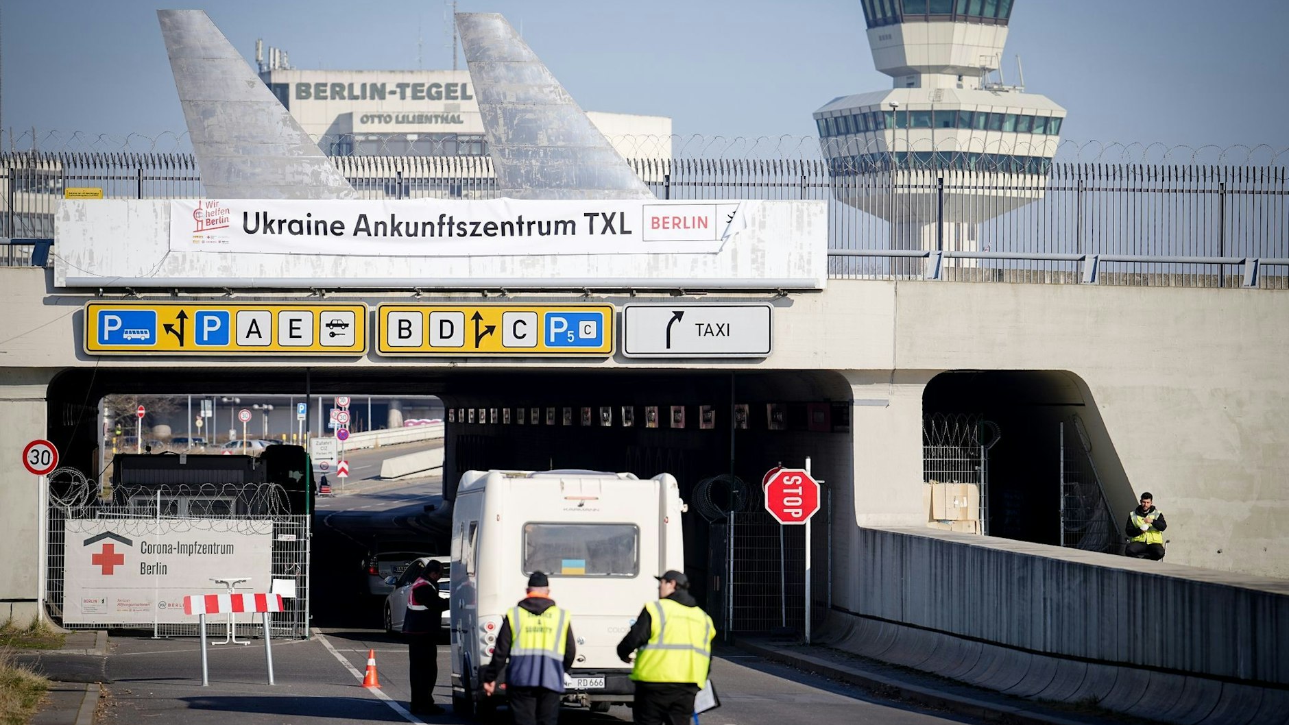 Ukraine Ankunftszentrum TXL, steht über der Zufahrt zum ehemaligen Flughafen Tegel.