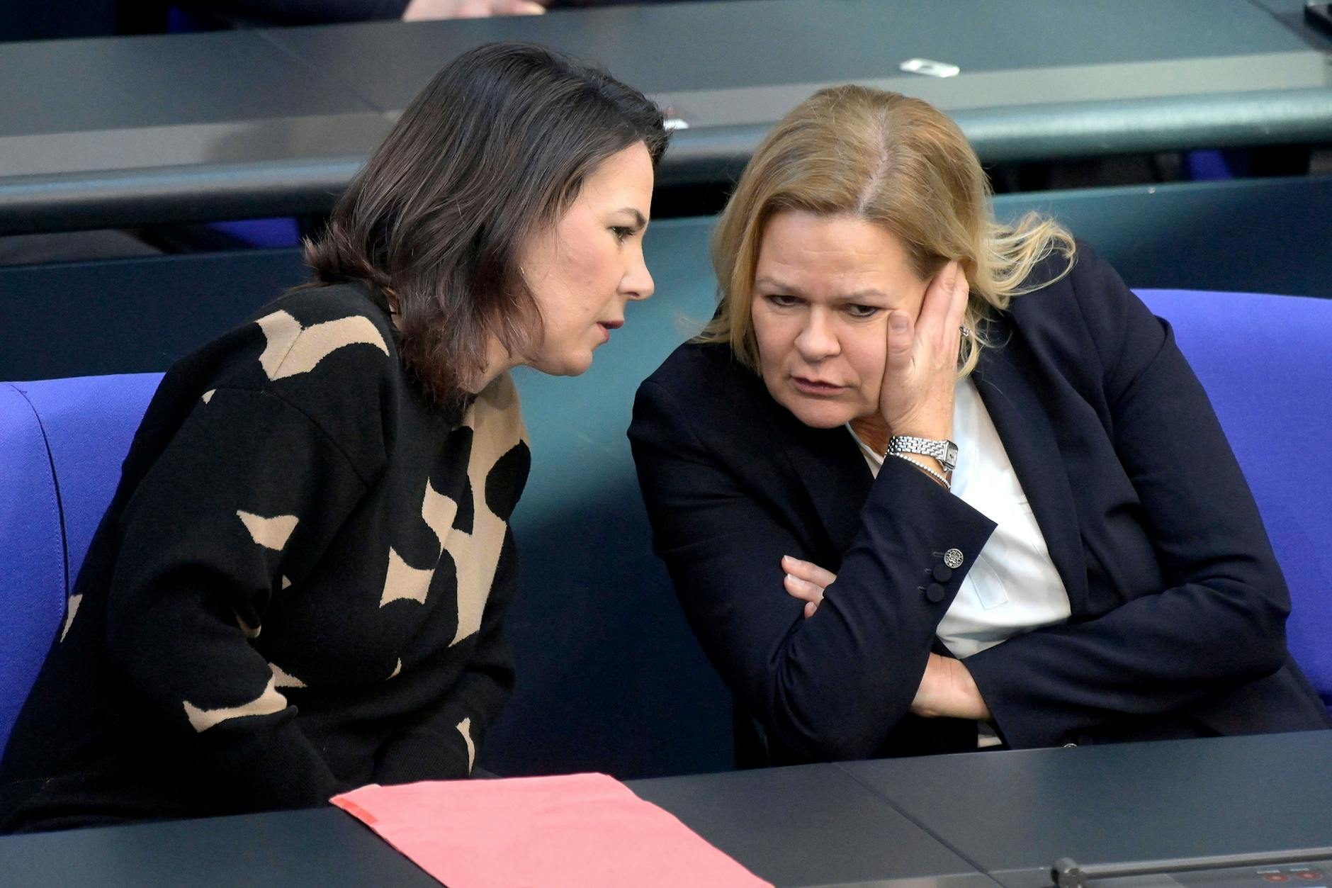 Außenministerin Annalena Baerbock (Grüne) und Innenministerin Nancy Faeser (SPD) in der 84. Sitzung des Deutschen Bundestages im Reichstagsgebäude