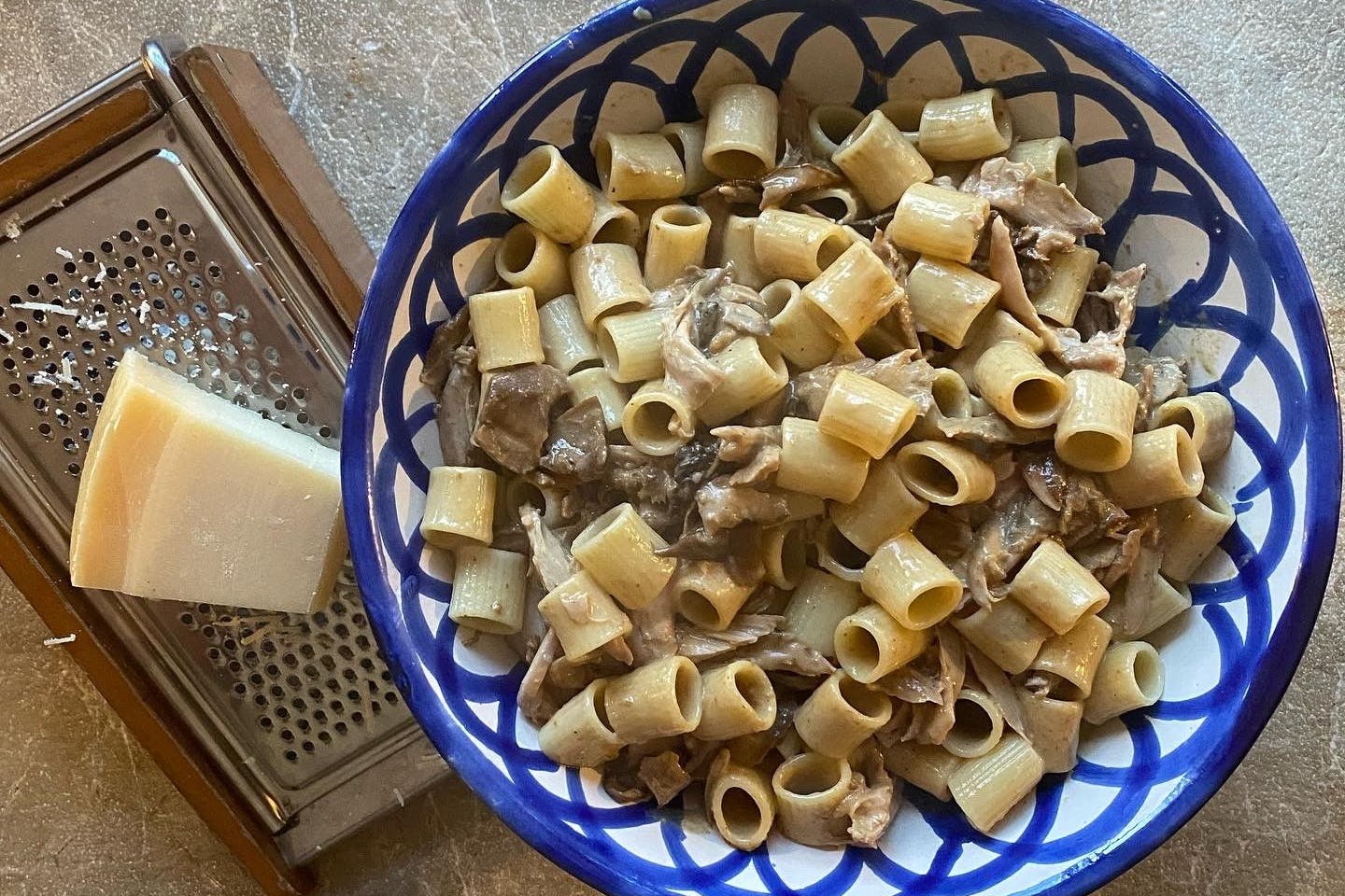 Und hier eine helle Variante der Bolognese mit Brathähnchen und Sahne. 