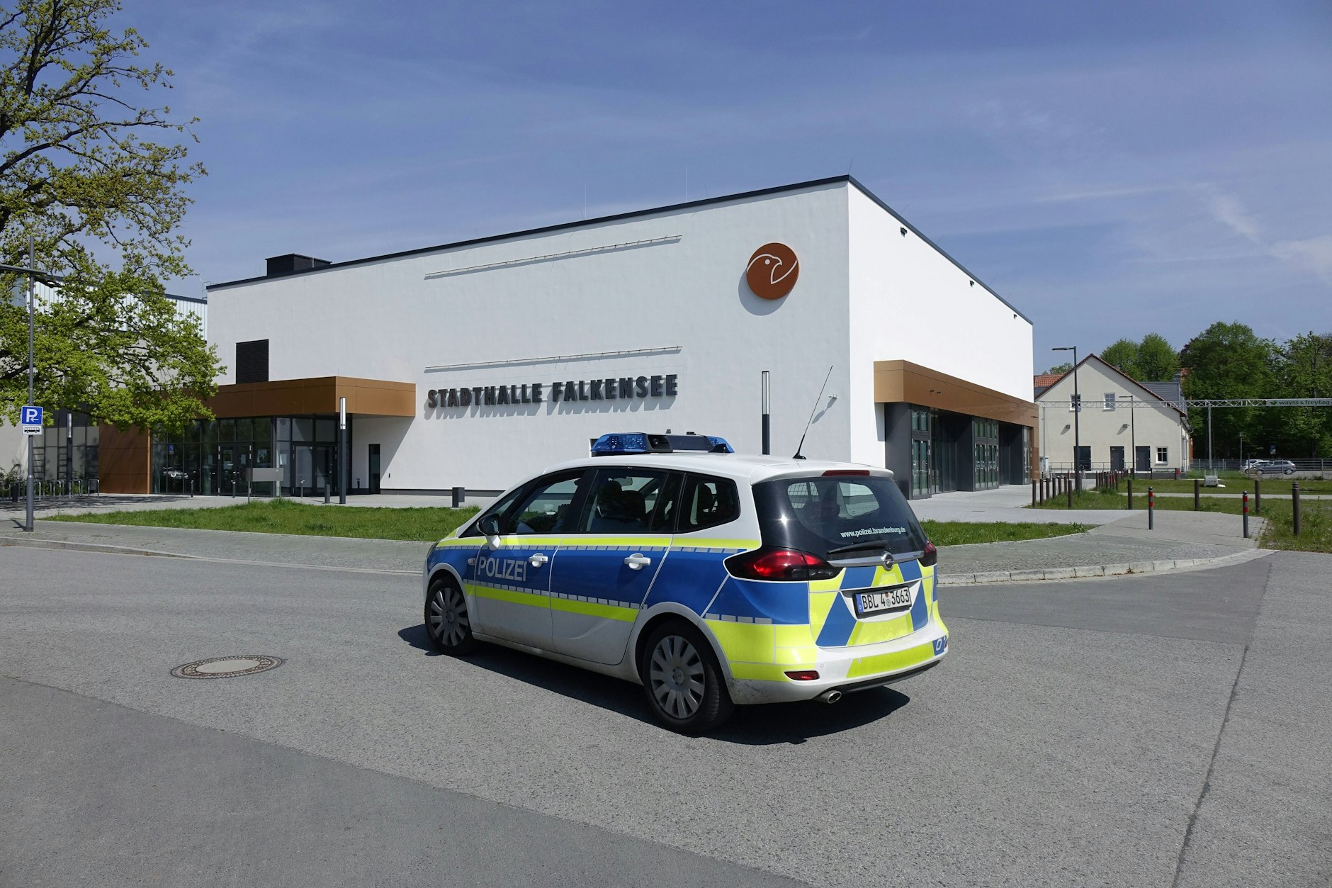 In der Stadthalle von Falkensee wollen die QAnon-Verschwörungsideologen feiern.