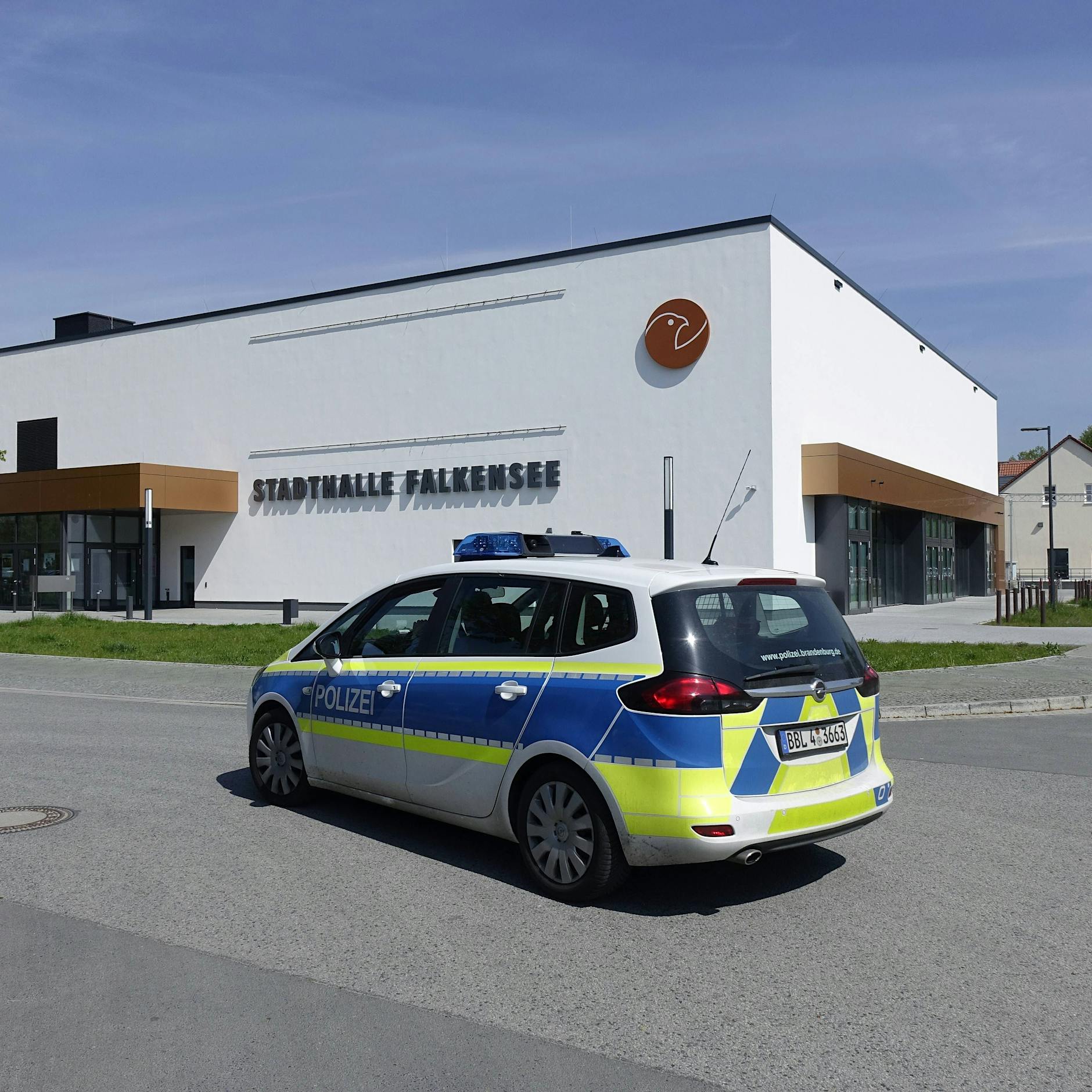 Auftritt DIESES QAnon-Verschwörers in Falkensee bei Berlin löst entschiedene Gegenwehr aus