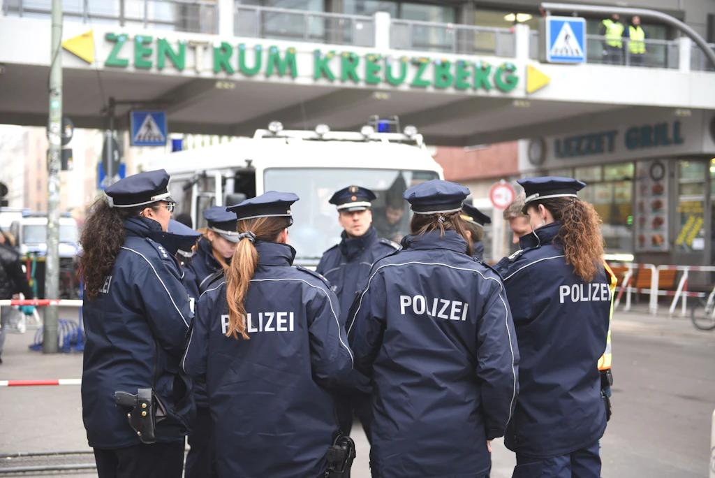 Eröffnung der Wache am Kottbusser Tor: Die einen feiern, andere demonstrieren