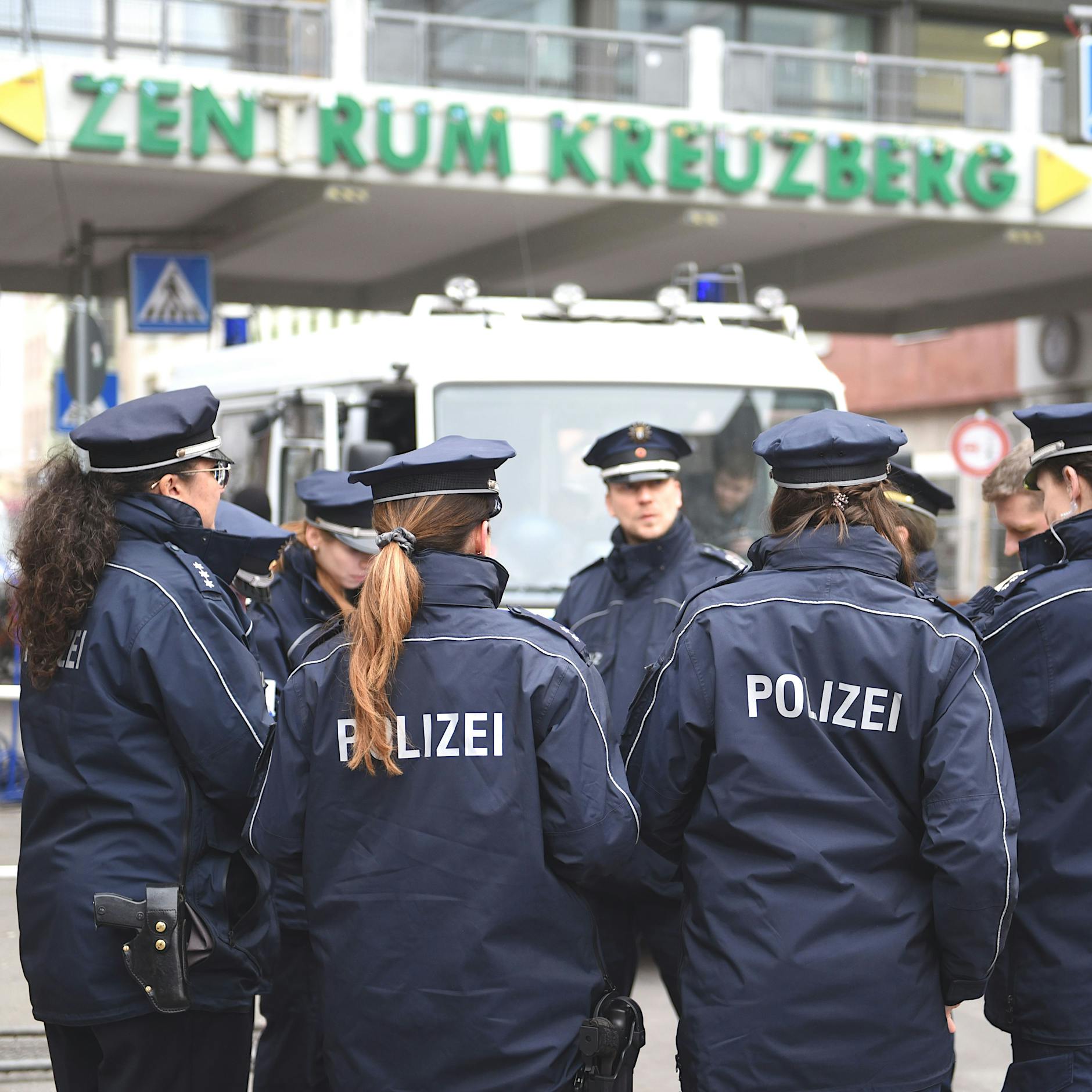 Eröffnung der Wache am Kottbusser Tor: Die einen feiern, andere demonstrieren