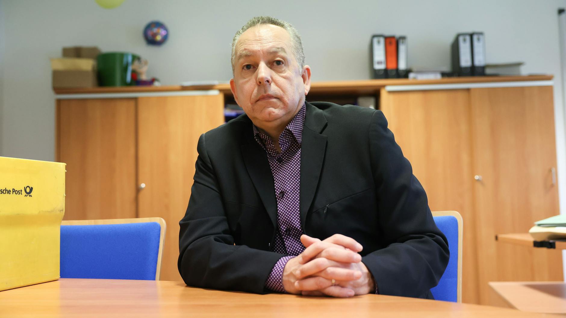 Lichtenbergs Bezirkswahlleiter Axel Hunger: Er muss nun zwischen zwei Kandidaten per Los entscheiden, wer von ihnen ins Abgeordnetenhaus zieht. 