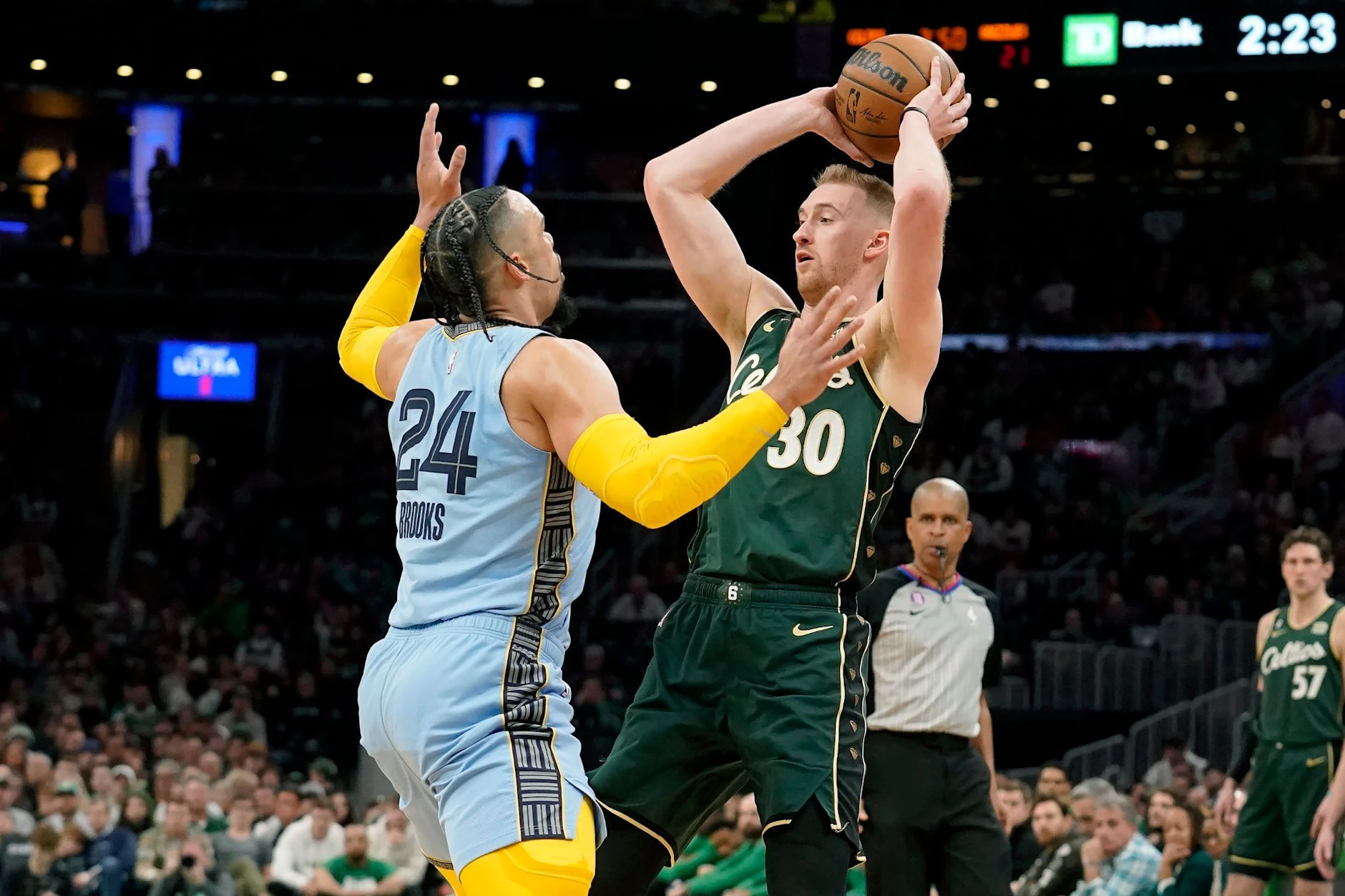 Dillon Brooks (l) von den Memphis Grizzlies im Duell gegen Sam Hauser von den Boston Celtics.  