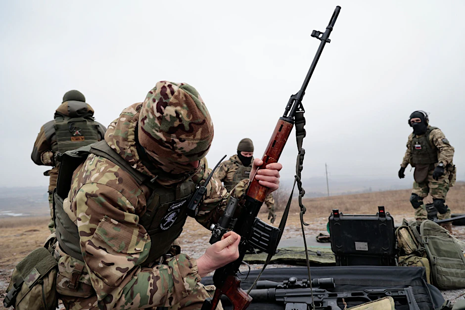 Soldaten der russischen Armee üben auf einem Truppenübungsplatz im Gebiet Donezk.  