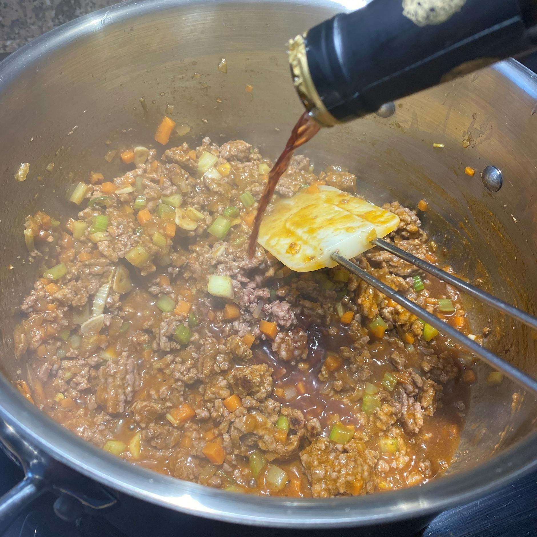 Bolognese-Soße gelingt natürlich nur mit einem richtigen Schuss Rot- oder Weißwein.