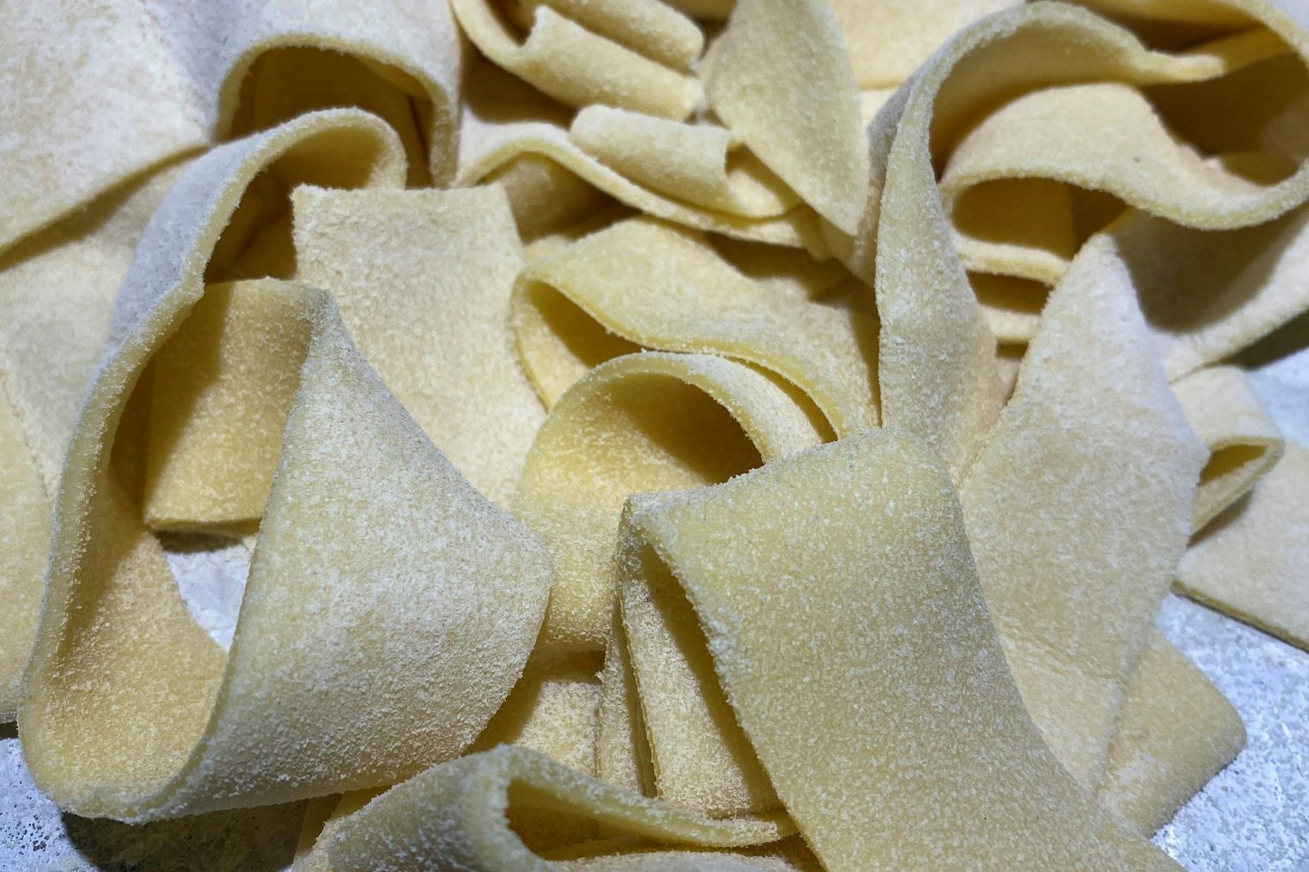 Besser schmecken selbstgemacht Tagliatelle mit Ei zu einem richtigen Ragù mit Fleischsoße.