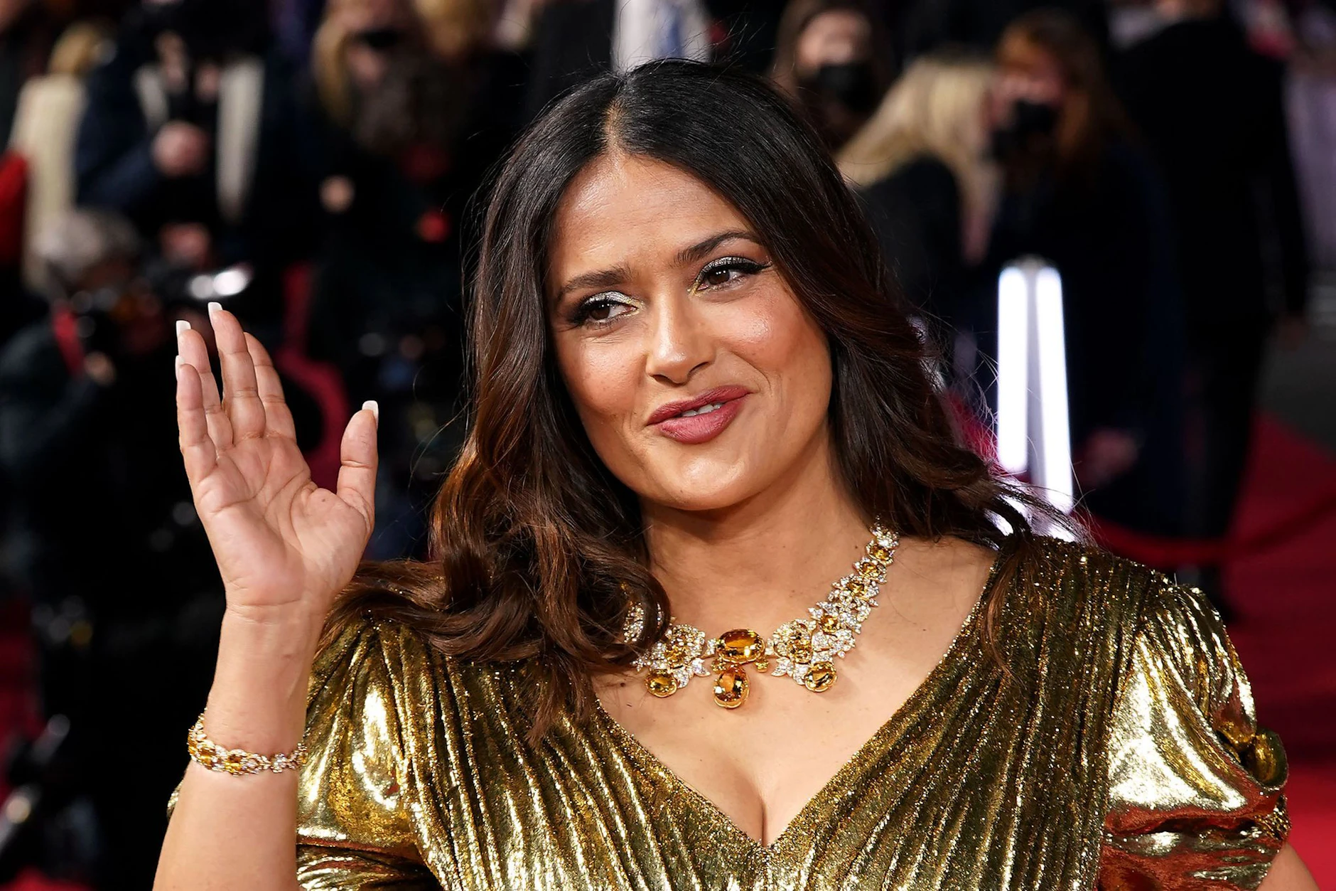 ARCHIV - Schauspielerin Salma Hayek steht auf dem roten Teppich während der Premiere des Films «House of Gucci» im Odeon Leicester Square.  