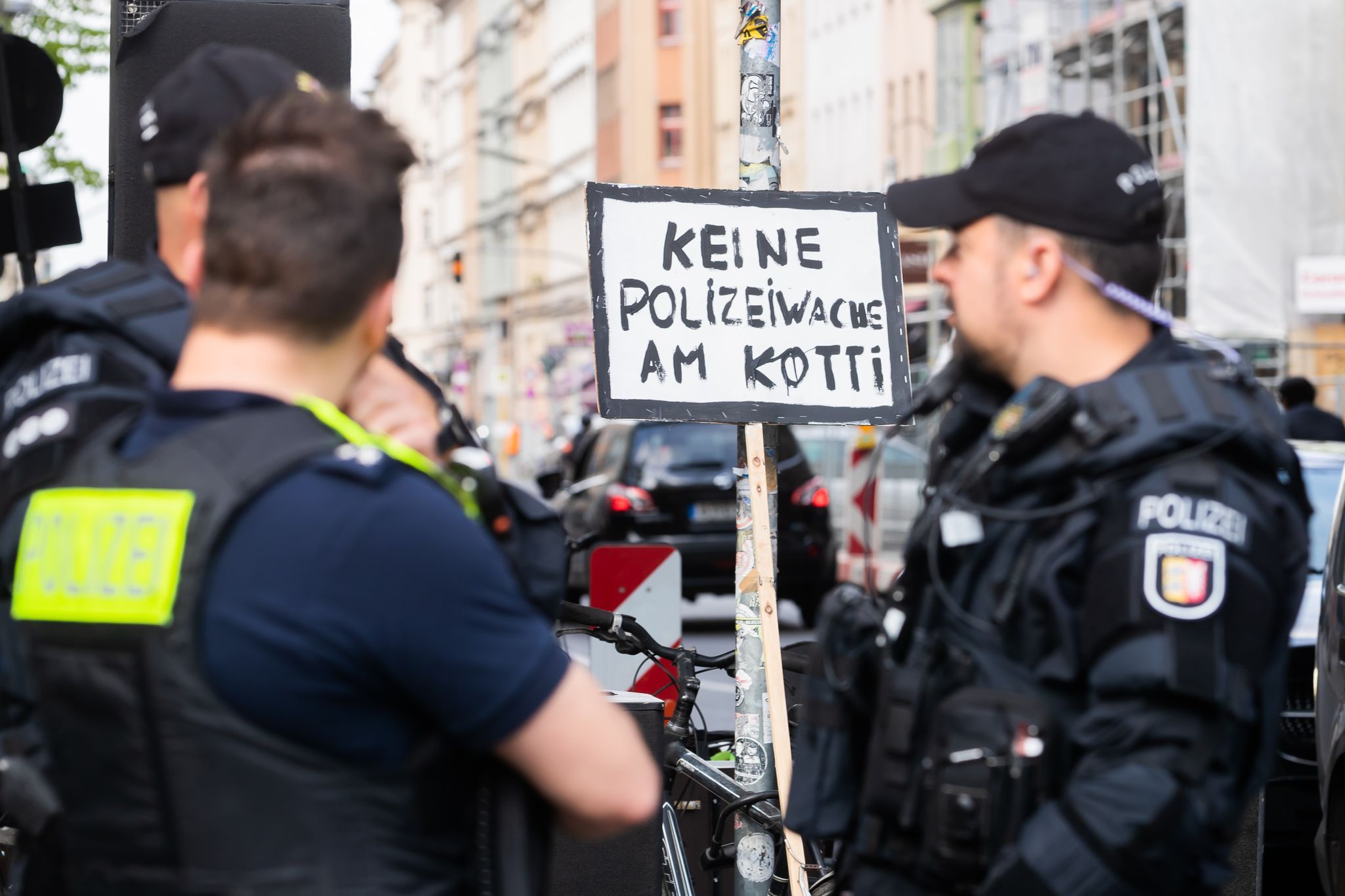 Mit Demos Und Zwangsrekrutiertem Personal: Polizeiwache Am ...