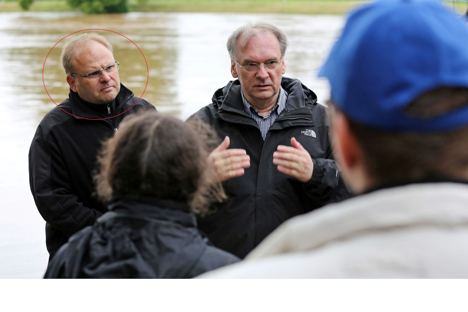 Der Landtagsabgeordnete Arnd Czapek (l., roter Kreis) und Sachsen-Anhalts Ministerpräsident Reiner Haseloff (M., beide CDU) – 2013 im Gespräch mit Betroffenen beim Hochwasser der Weißen Elster in Zeitz (Sachsen-Anhalt)