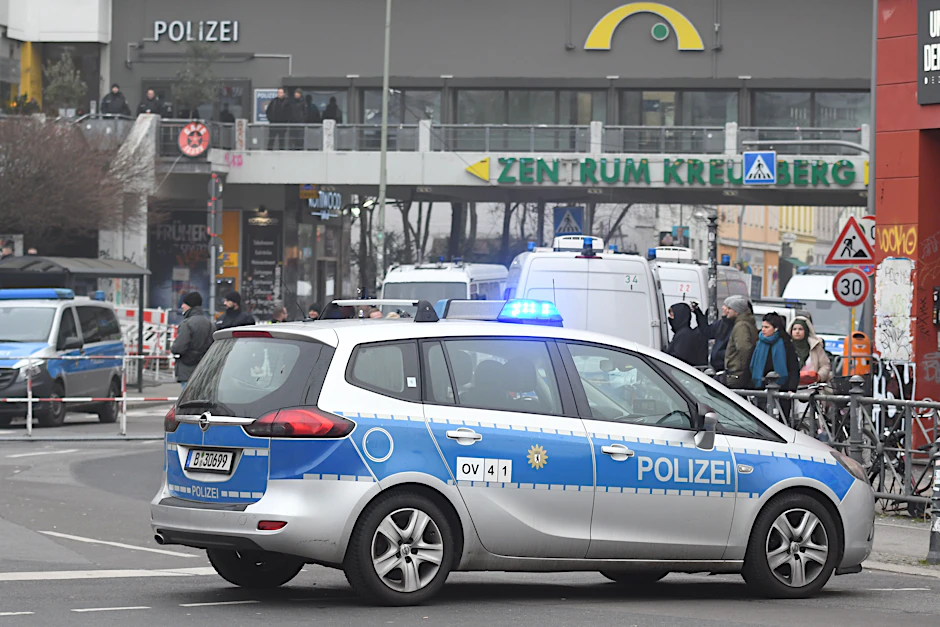 Eröffnung mit Demo: Die neue Polizeiwache am Kottbusser Tor ist am Mittwoch eröffnet worden.