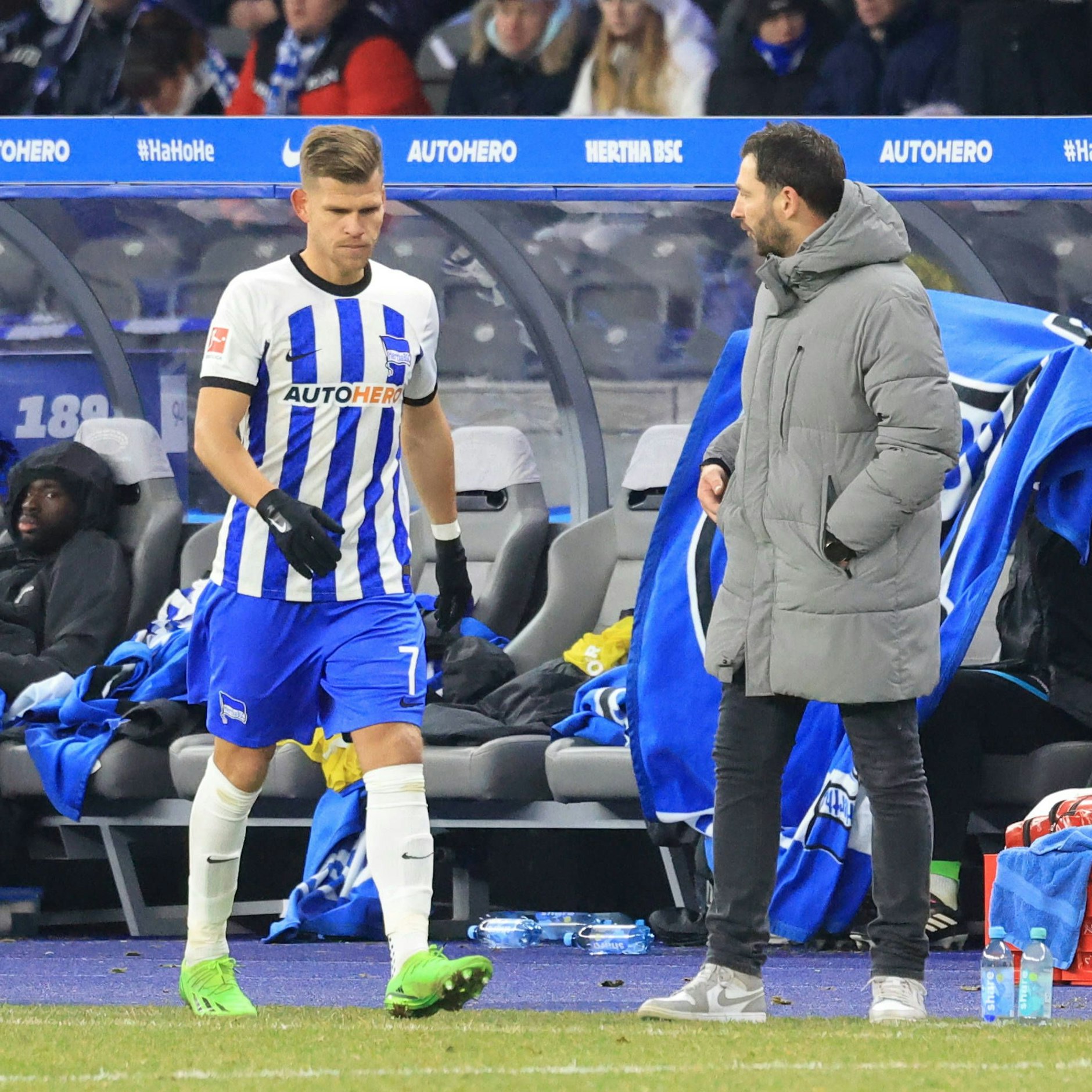 Florian Niederlechner lobt Trainer Sandro Schwarz für den Teamspirit und seine Motivation trotz kritischer Tabellensituation.