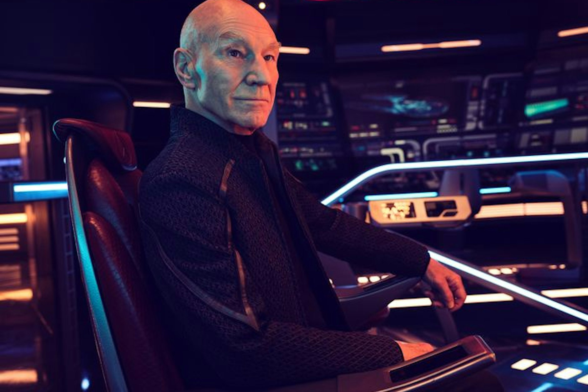 Sitzt wieder auf dem Stuhl des Captains: Patrick Stewart als Jean-Luc Picard.&nbsp; In der Serie „Star Trek: Picard“ kämpft er wieder mit seiner legendären Enterprise-Crew. Am Freitag startet die dritte Staffel.