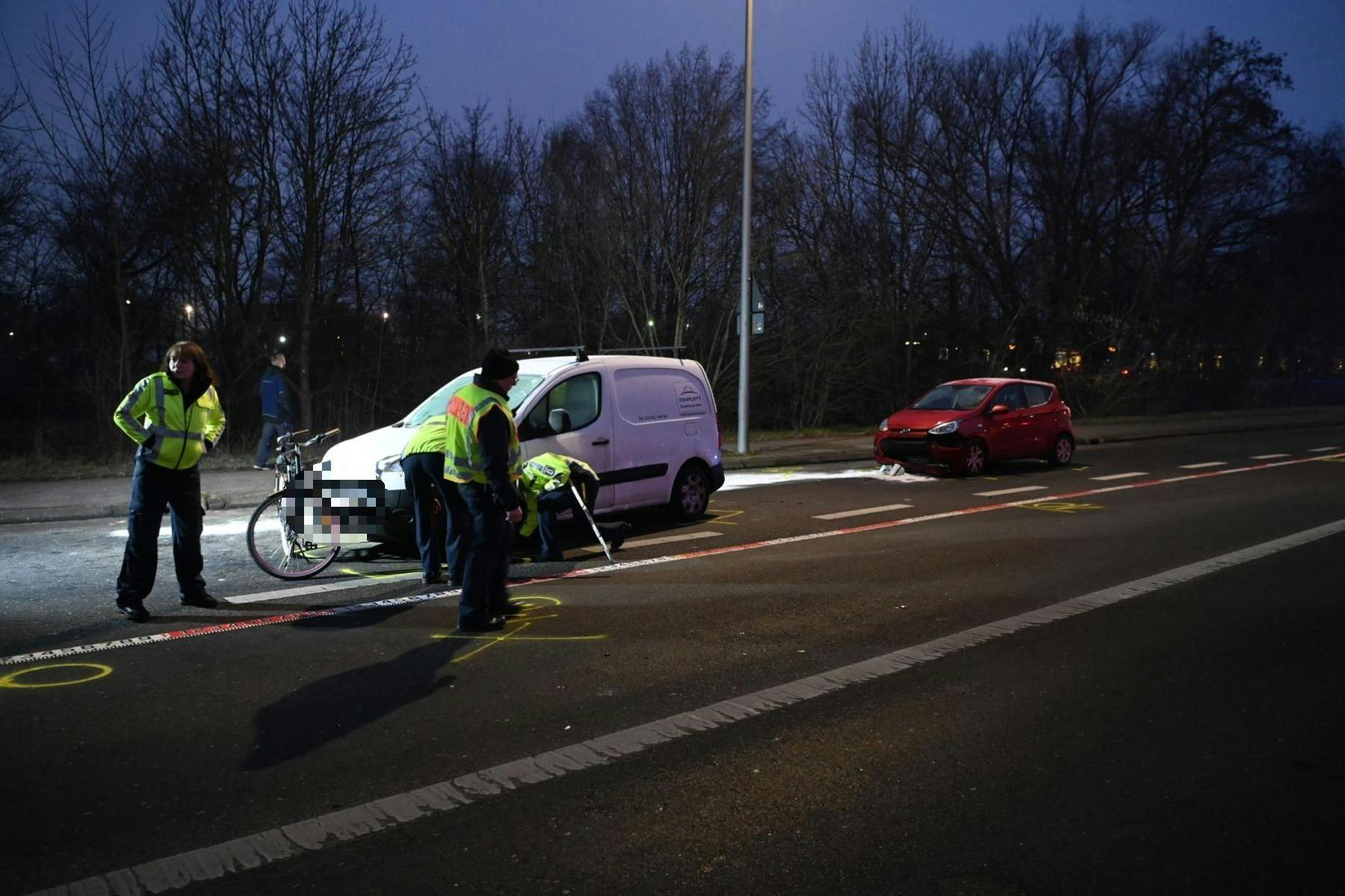 Am Morgen hat ein Auto eine Radfahrerin erfasst und lebensgefährlich verletzt.
