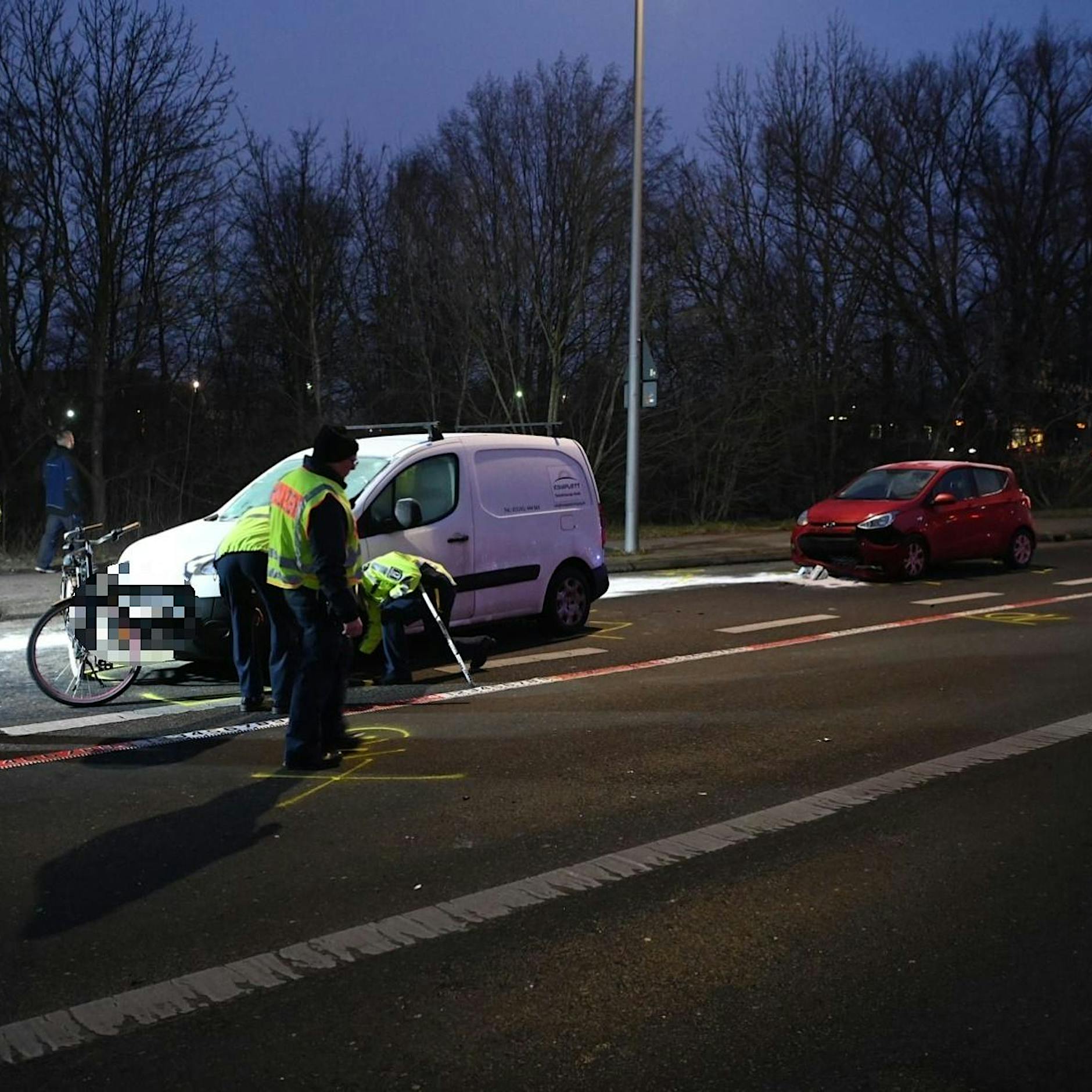 Schwerer Unfall in Marzahn: Radfahrerin unter Auto eingeklemmt – Lebensgefahr