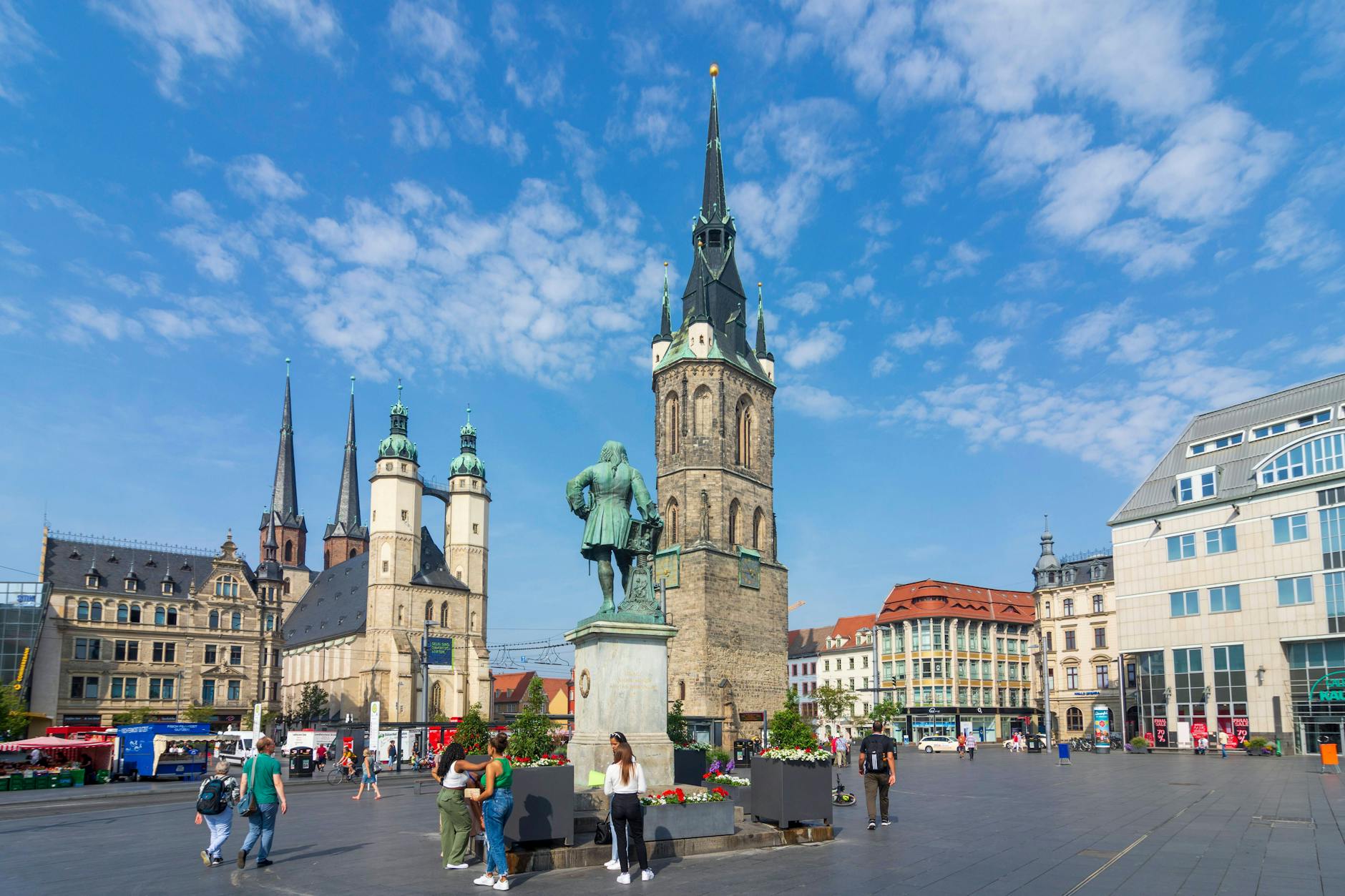 Der Marktplatz in Halle (Saale) mit Händel-Denkmal, Rotem Turm und viertürmiger Kirche.