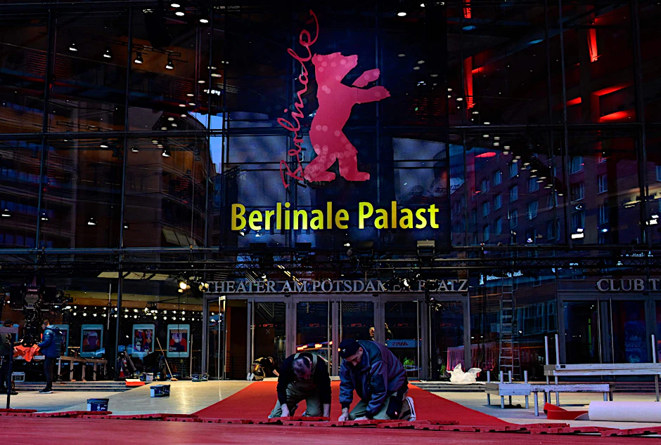 Der rote Teppich wird vor dem Berlinale Palast in Berlin verlegt.&nbsp;