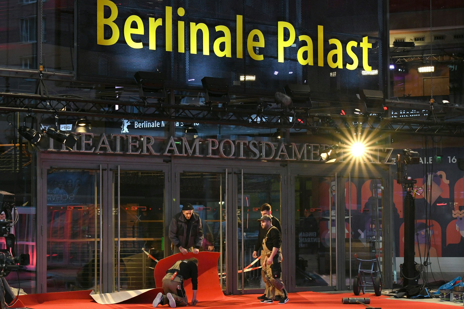 Arbeiter verlegen den roten Teppich vor dem Berlinale Palast am Potsdamer Platz.&nbsp;