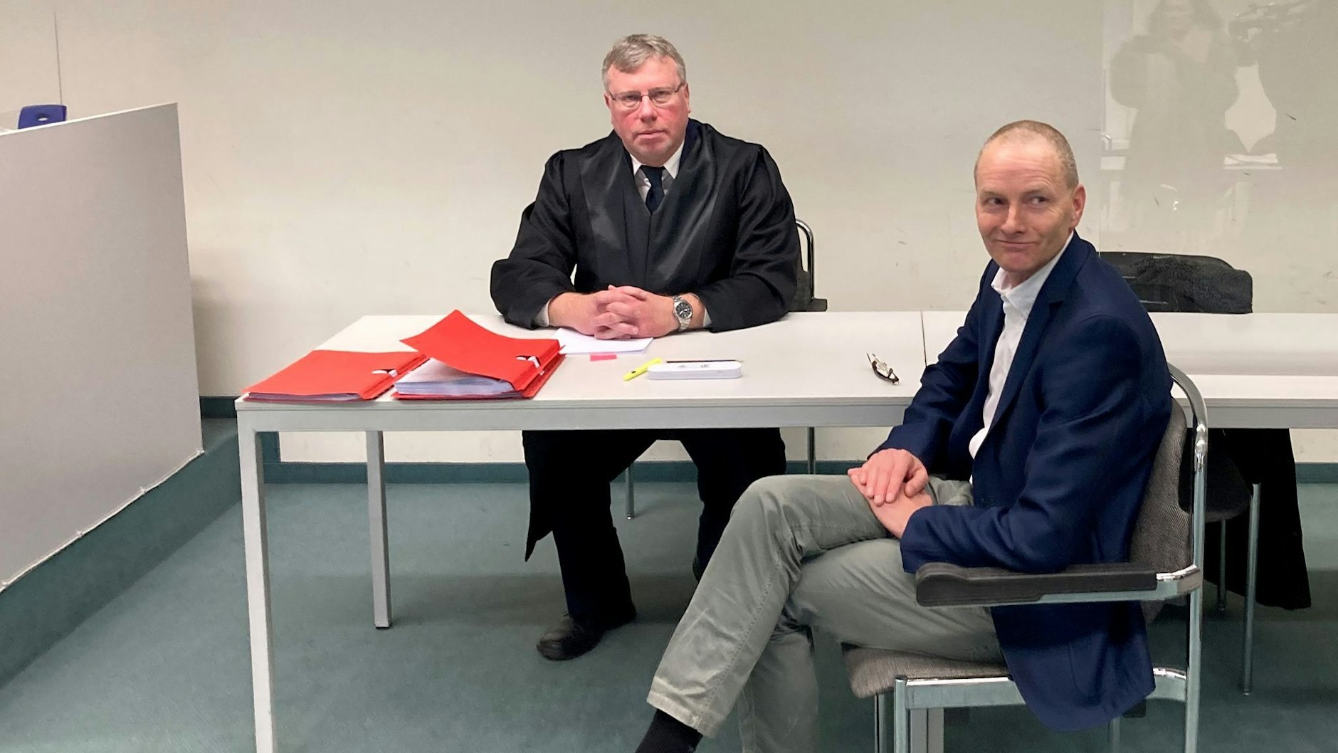 AfD-Politiker Kai Borrmann mit seinem Anwalt vor Gericht.