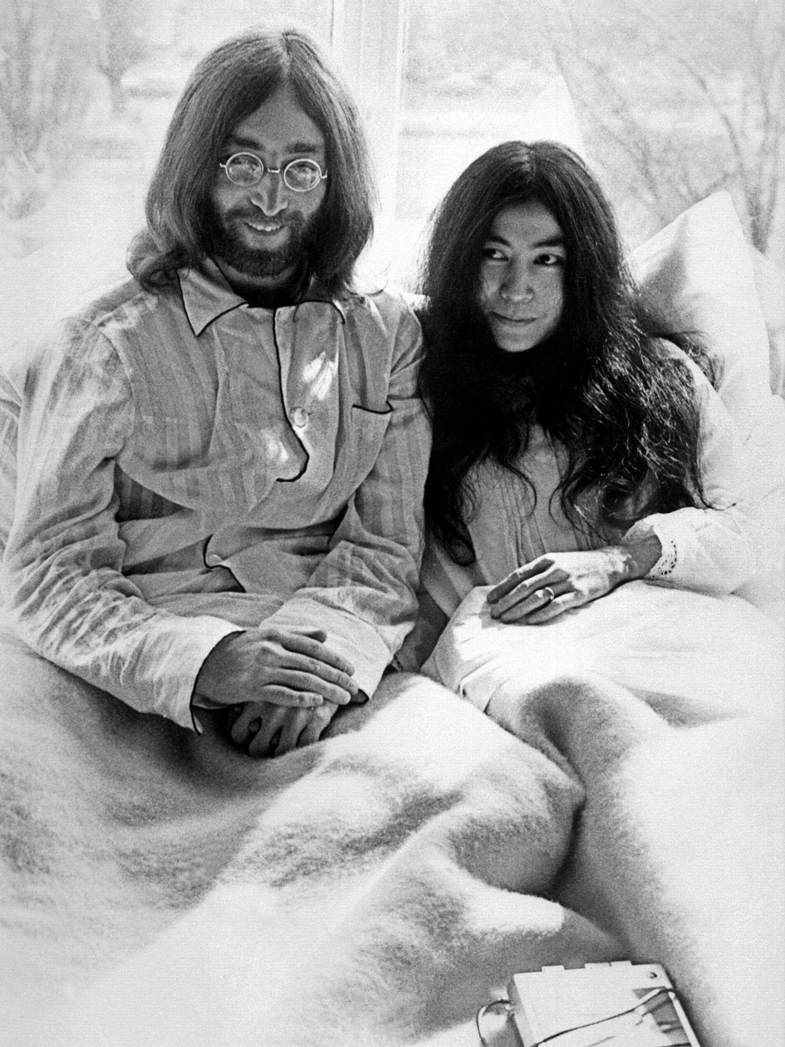 John Lennon und seine Frau Yoko Ono demonstrierten 1969 im Hotelbett gegen die Gewalt in der Welt und für den Frieden.&nbsp;