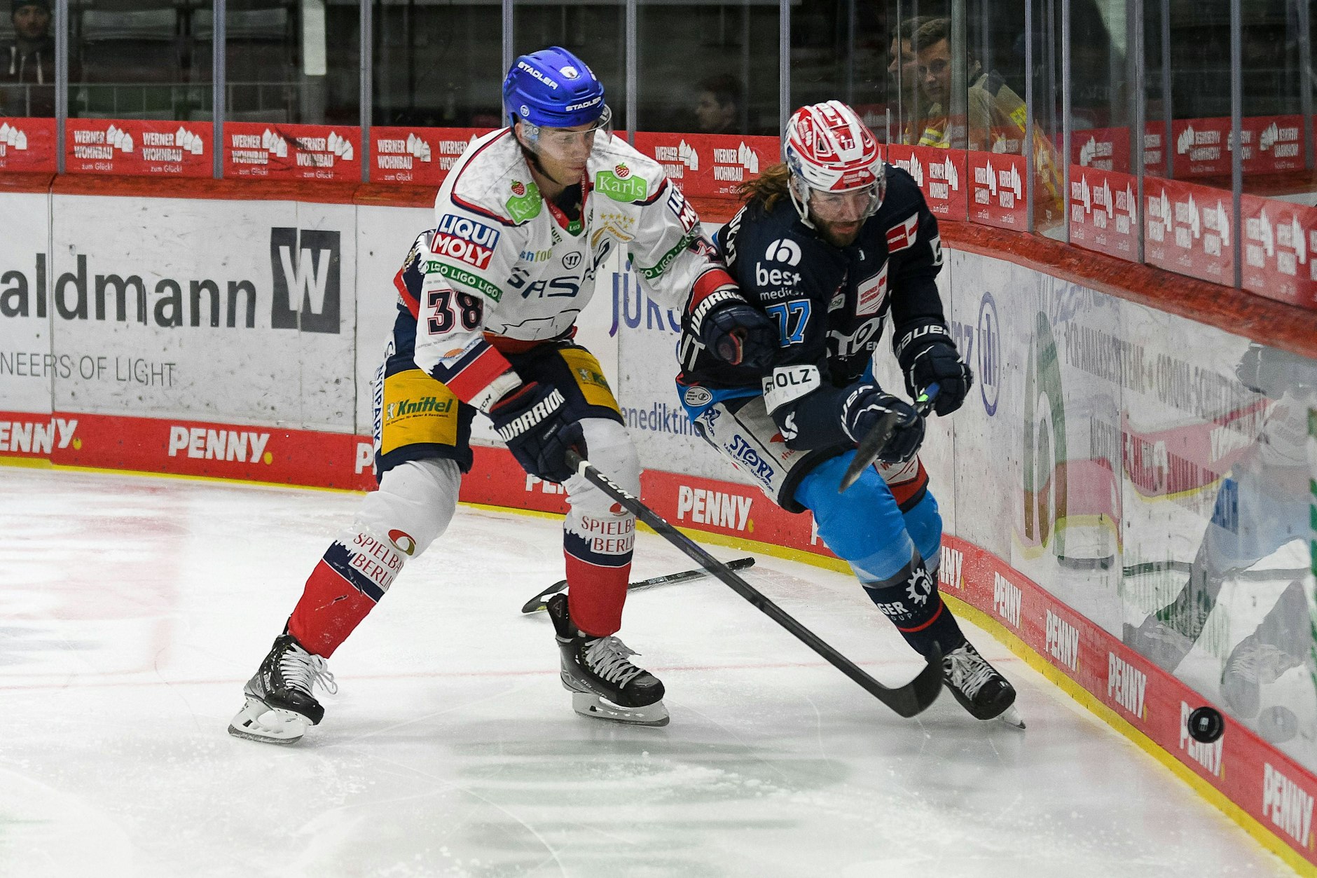 Zweikampf zwischen Eisbär Yannick Veilleux und Daniel Pfaffengut von den Schwenninger Wild Wings. Der&nbsp;deutsche Meister gewann bei den Schwenninger Wild Wings mit 6:4.&nbsp;