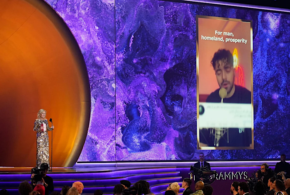 First Lady Jill Biden nimmt den Preis für den besten Song für sozialen Wandel im Namen von Shervin Hajipour für «Baraye» bei der Verleihung der 65. Grammy Awards entgegen.  