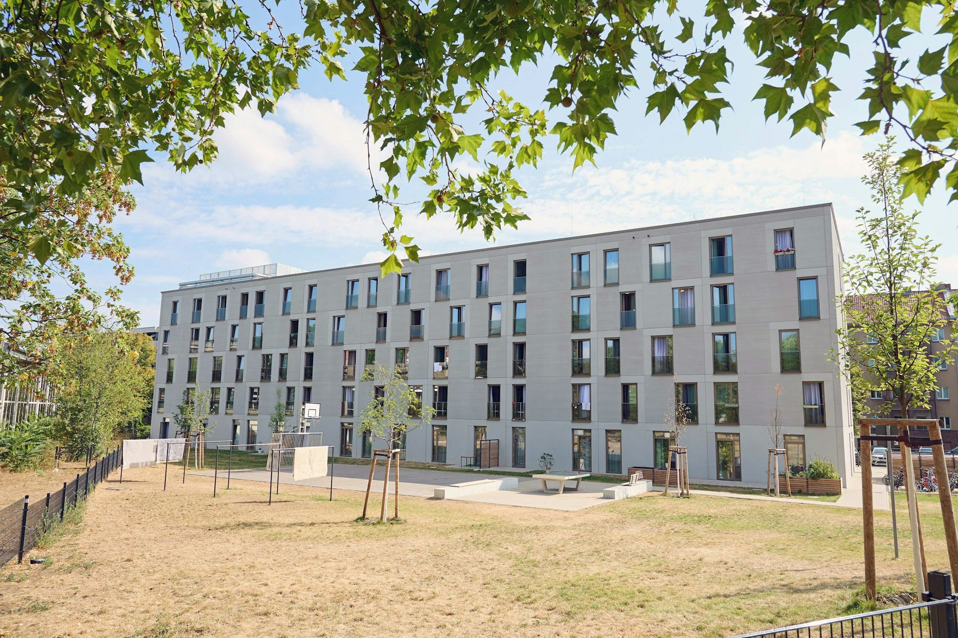 Aussenansicht der Modularen Unterkunft für Geflüchtete (MUF) in der Brabanter Strasse im Berliner Bezirk Wilmersdorf. Beim Flüchtlingsgipfel von Bund und Ländern geht es um die Unterbringung von mehr als einer Million Menschen seit dem vorigen Jahr. 