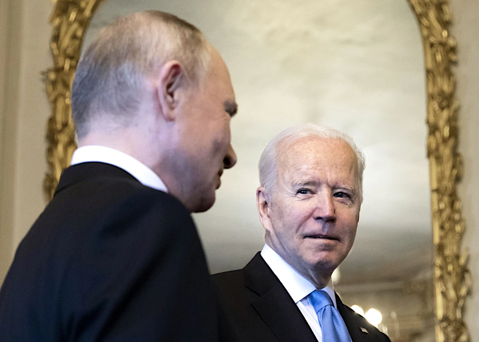 Wladimir Putin (l), Präsident von Russland, spricht mit Joe Biden, Präsident der USA, nach ihrer Ankunft zu einem Treffen in der „Villa la Grange“.