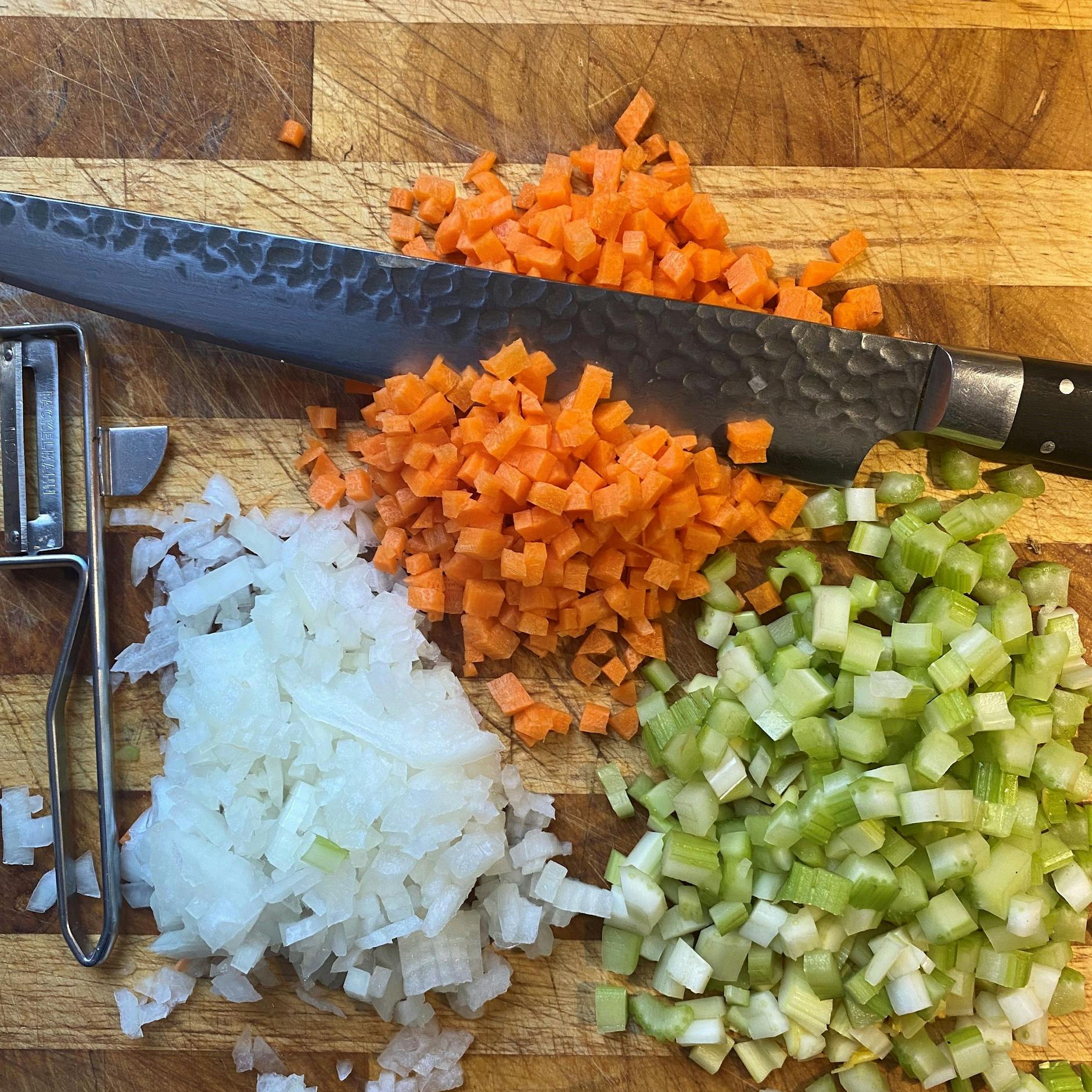 Die heilige Dreifaltigkeit der italienischen Küche: Zwiebeln (Knoblauch), Möhren und Staudensellerie.