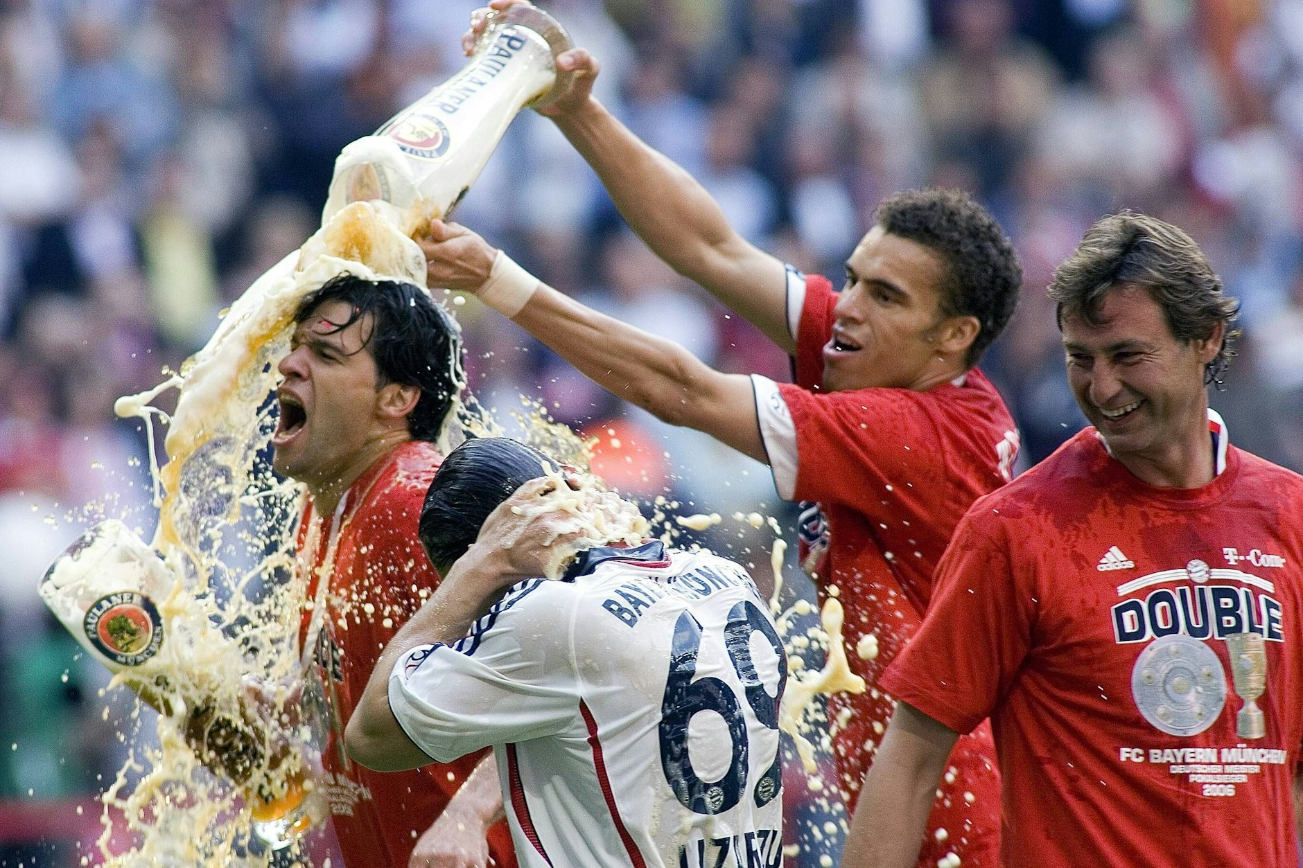 Auf dem Platz und als Deutscher Meister hatte Michael Ballack (l.) mehr Spaß an einer Bierdusche.