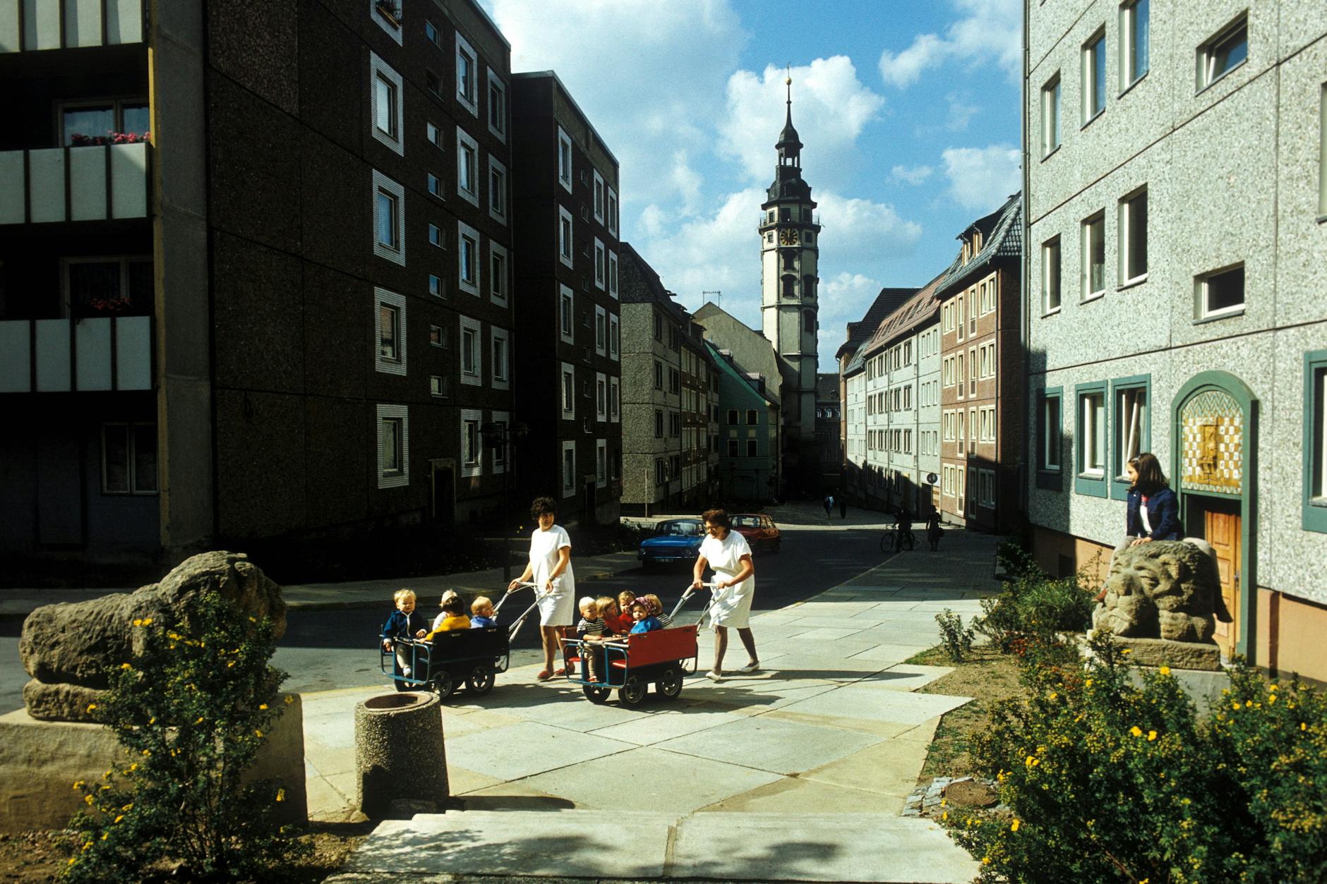 September 1985: Ein Kitaausflug in der Innenstadt, wo es früher weniger Leerstand gab.