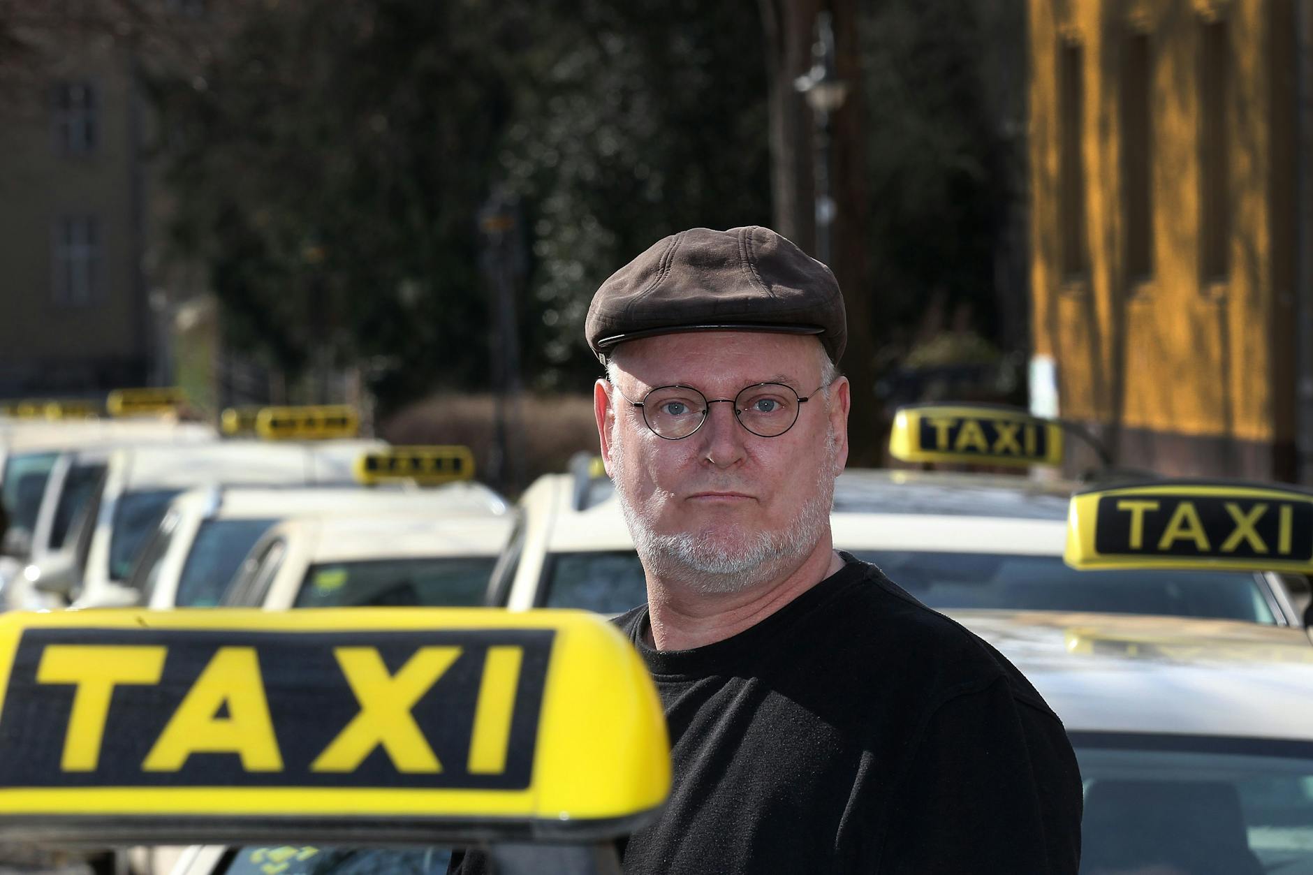 Klaus Meier ist Taxi-Soziallotse. „Früher hatten Taxifahrer etwas von Anarchisten. Taxifahrer waren Individualisten. Heute sind es einfach nur ganz normale ausgebeutete Menschen,“ schätzt der Berliner ein.