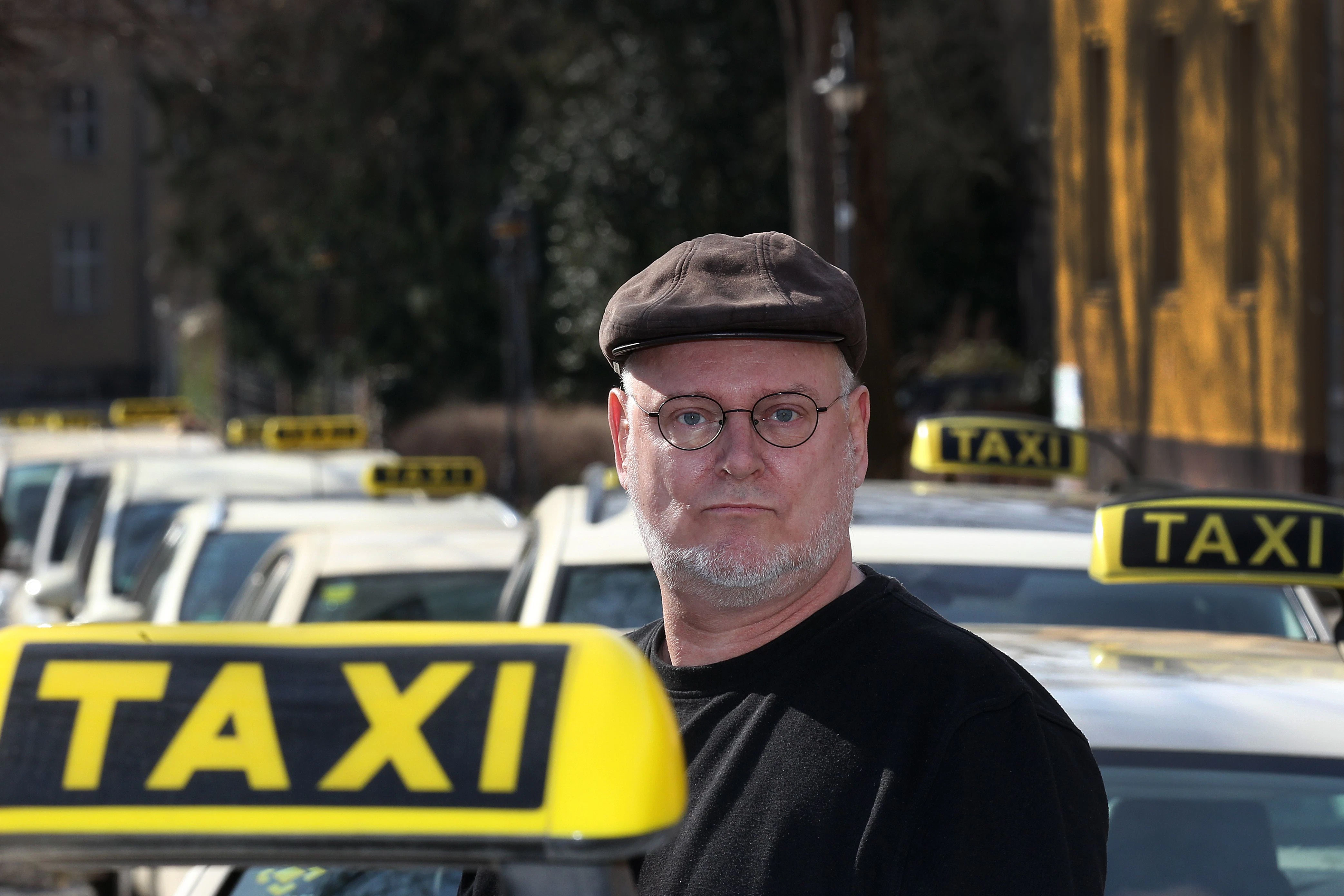Klaus Meier ist Taxi-Soziallotse. „Früher hatten Taxifahrer etwas von Anarchisten. Taxifahrer waren Individualisten. Heute sind es einfach nur ganz normale ausgebeutete Menschen,“ schätzt der Berliner ein.