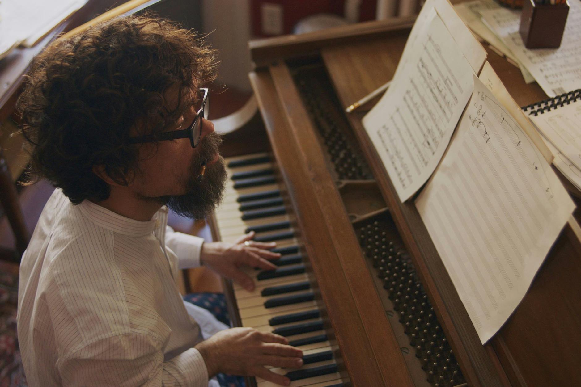 Peter Dinklage als Opernkomponist mit kreativer Blockade.