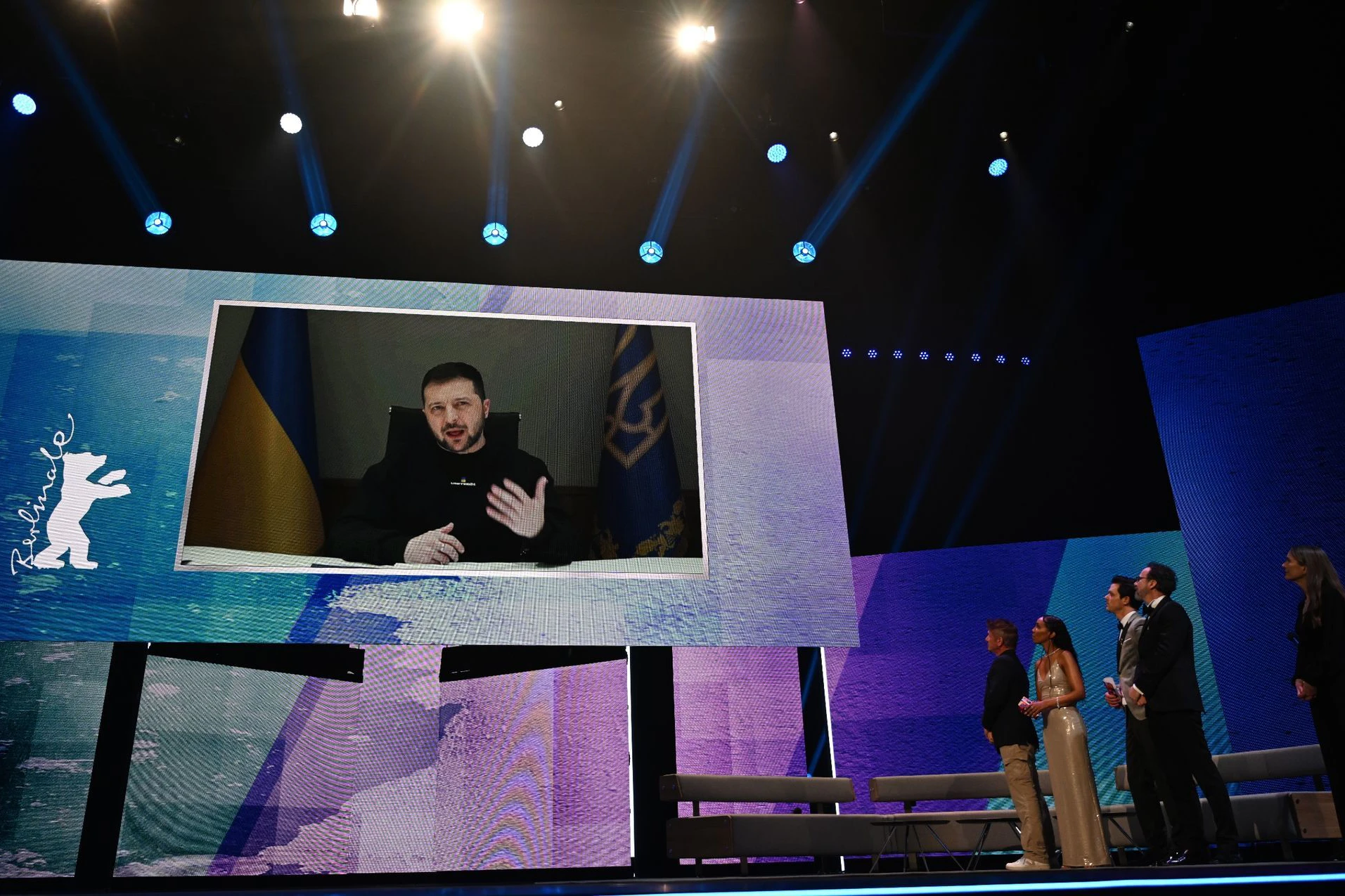 Wolodymyr Selenskyj, Präsident der Ukraine, spricht per Video-Leinwand zu den Besuchern der Eröffnung der Berlinale.