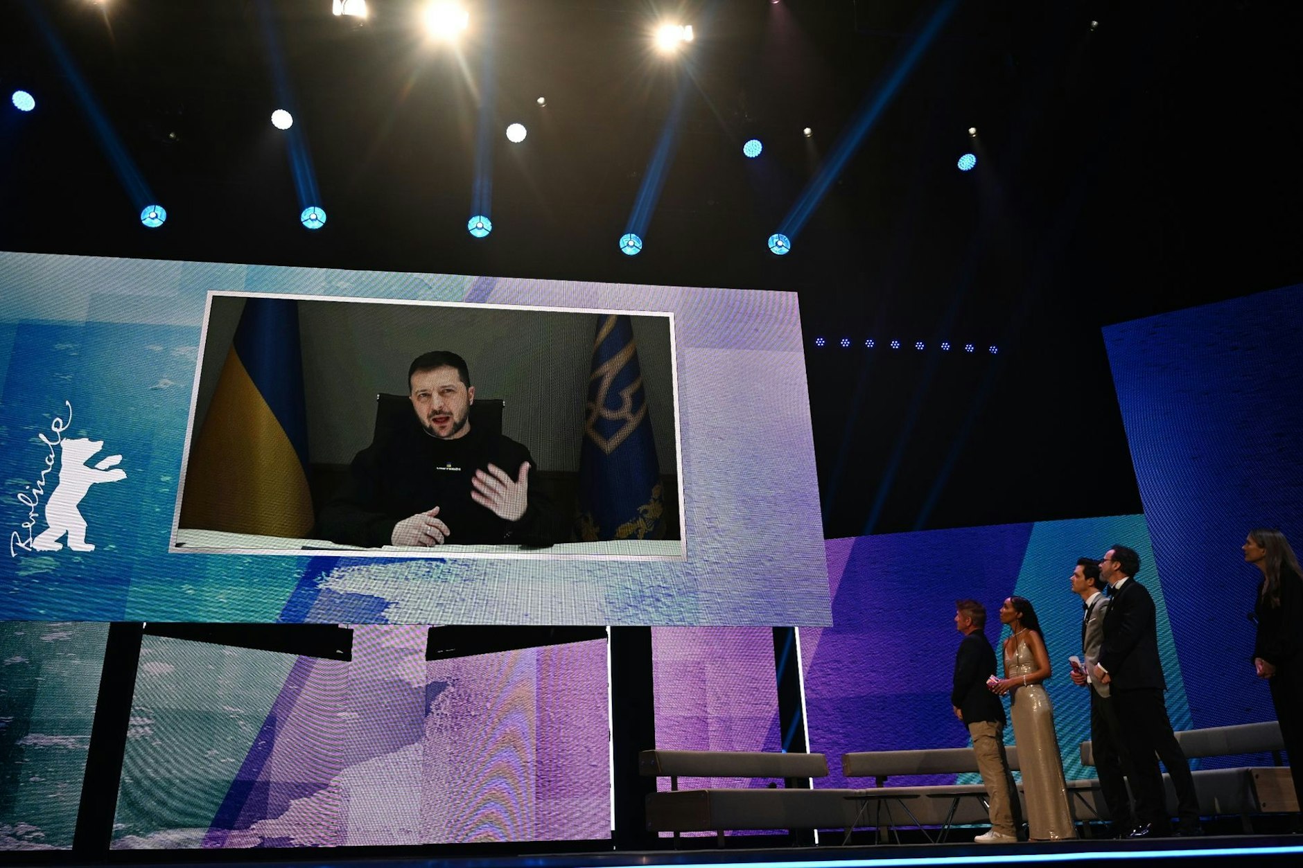 Wolodymyr Selenskyj, Präsident der Ukraine, spricht per Video-Leinwand zu den Besuchern der Eröffnung der Berlinale.